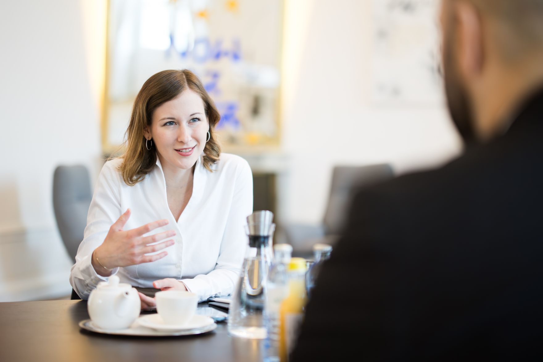 Am 20. Mai 2025 empfing Bundesministerin Claudia Plakolm (l.) den deutschen Autor und Islamismus-Experten Ahmad Mansour (r.) zu einem Arbeitsgespr&auml;ch.