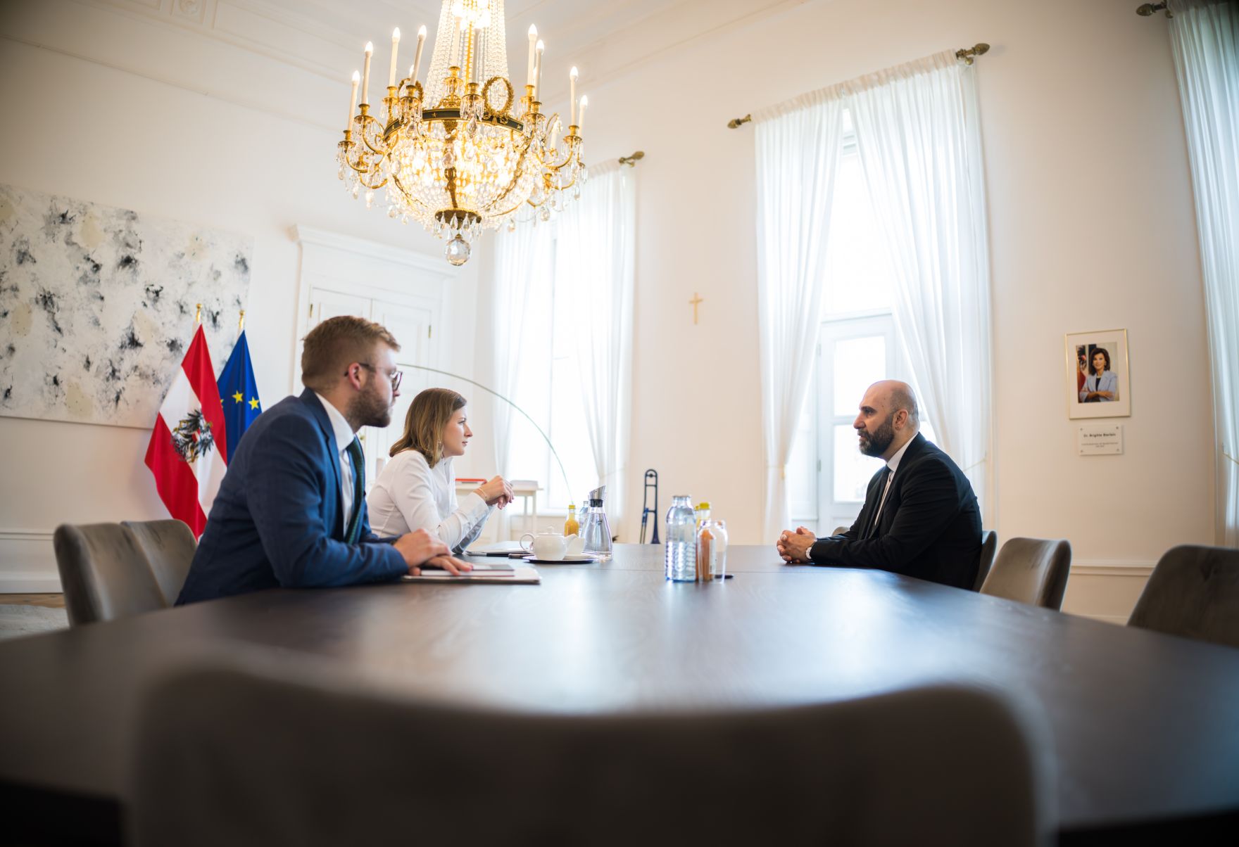 Am 20. Mai 2025 empfing Bundesministerin Claudia Plakolm (2.v.l.) den deutschen Autor und Islamismus-Experten Ahmad Mansour (r.) zu einem Arbeitsgespr&auml;ch.