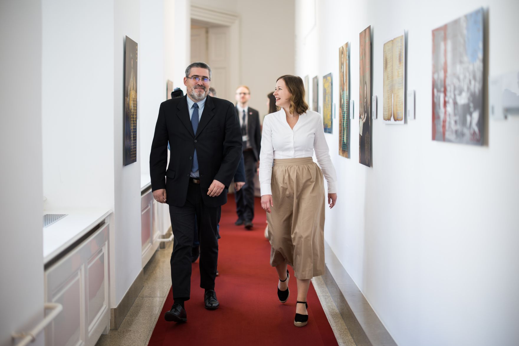 Am 20. Mai 2025 empfing Bundesministerin Claudia Plakolm (r.) den Minister f&uuml;r Europ&auml;ische Integration der Republik Serbien Nemanja Starovic (l.) zu einem Arbeitsbesuch im Bundeskanzleramt.