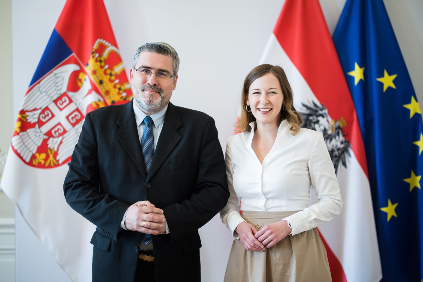 Am 20. Mai 2025 empfing Bundesministerin Claudia Plakolm (r.) den Minister f&uuml;r Europ&auml;ische Integration der Republik Serbien Nemanja Starovic (l.) zu einem Arbeitsbesuch im Bundeskanzleramt.