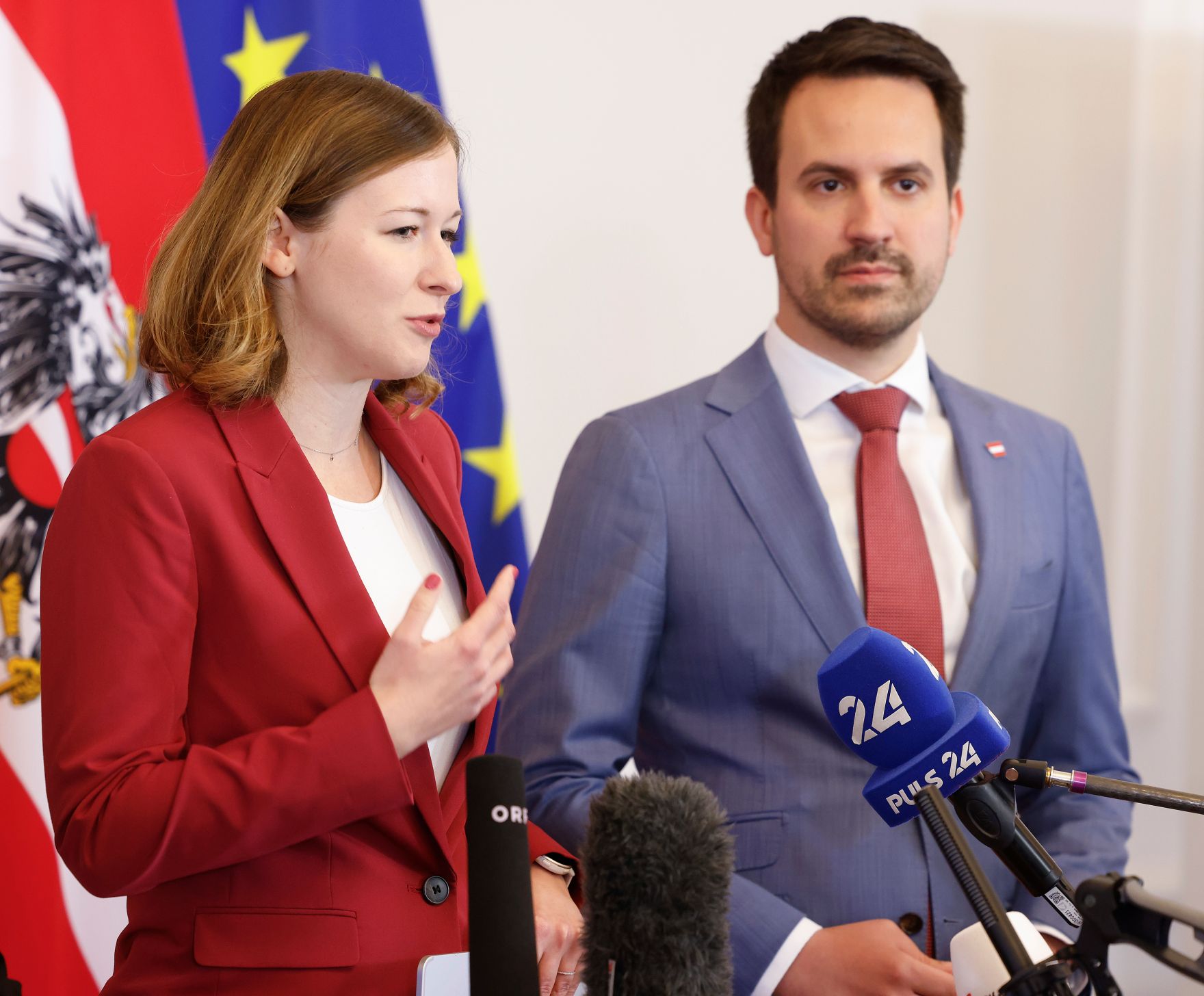 Am 21. Mai 2025 nahmen Bundesministerin Claudia Plakolm (l.), Bundesminister Christoph Wiederkehr (r.) und Staatssekret&auml;rin Michaela Schmidt am Doorstep vor dem Ministerrat teil.