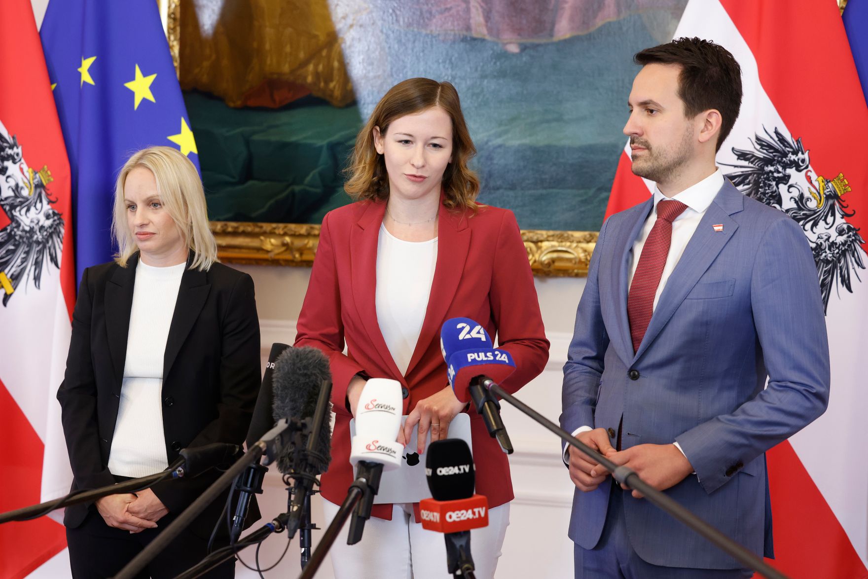 Am 21. Mai 2025 nahmen Bundesministerin Claudia Plakolm (m.), Bundesminister Christoph Wiederkehr (r.) und Staatssekret&auml;rin Michaela Schmidt (l.) am Doorstep vor dem Ministerrat teil.