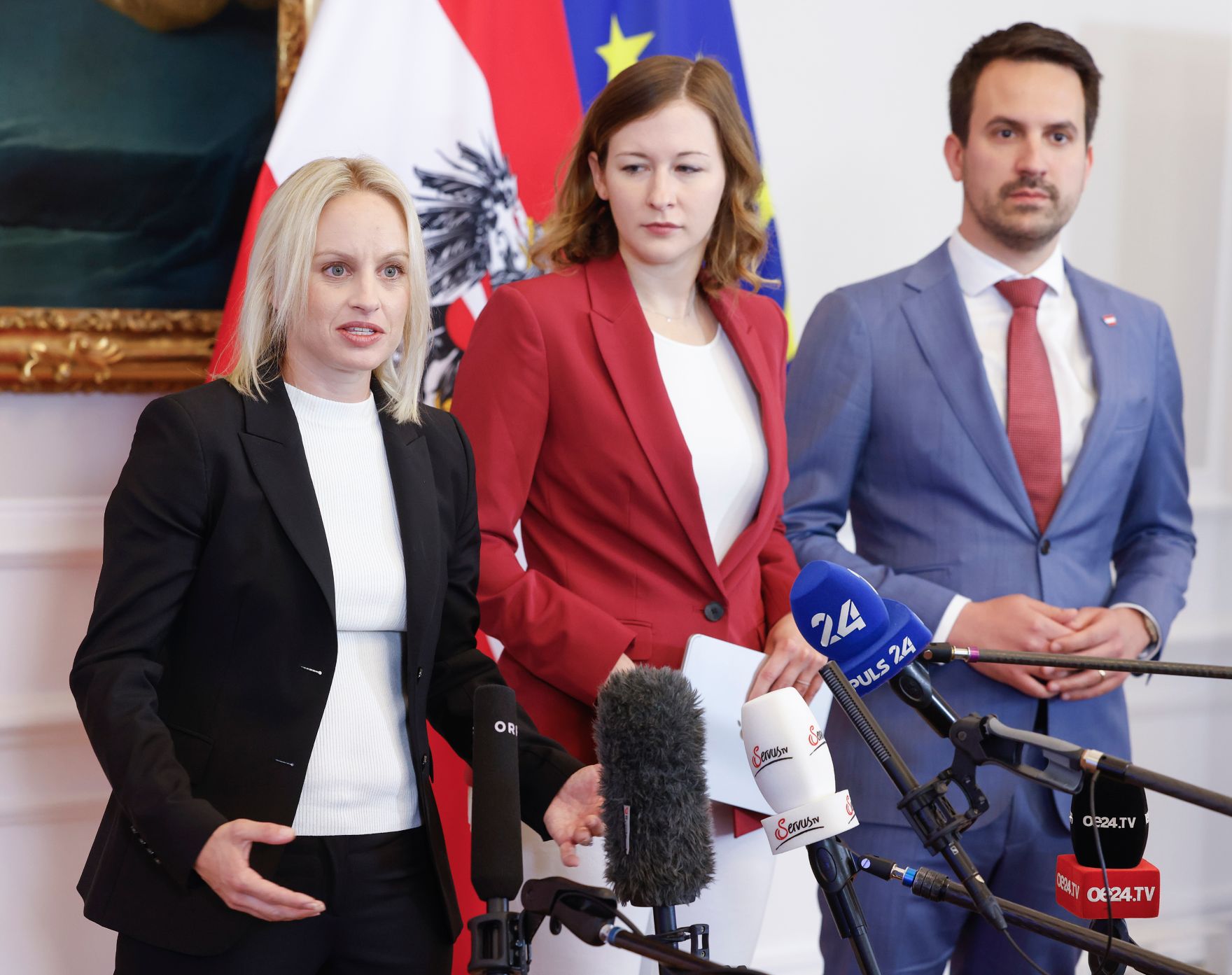 Am 21. Mai 2025 nahmen Bundesministerin Claudia Plakolm (m.), Bundesminister Christoph Wiederkehr (r.) und Staatssekret&auml;rin Michaela Schmidt (l.) am Doorstep vor dem Ministerrat teil.