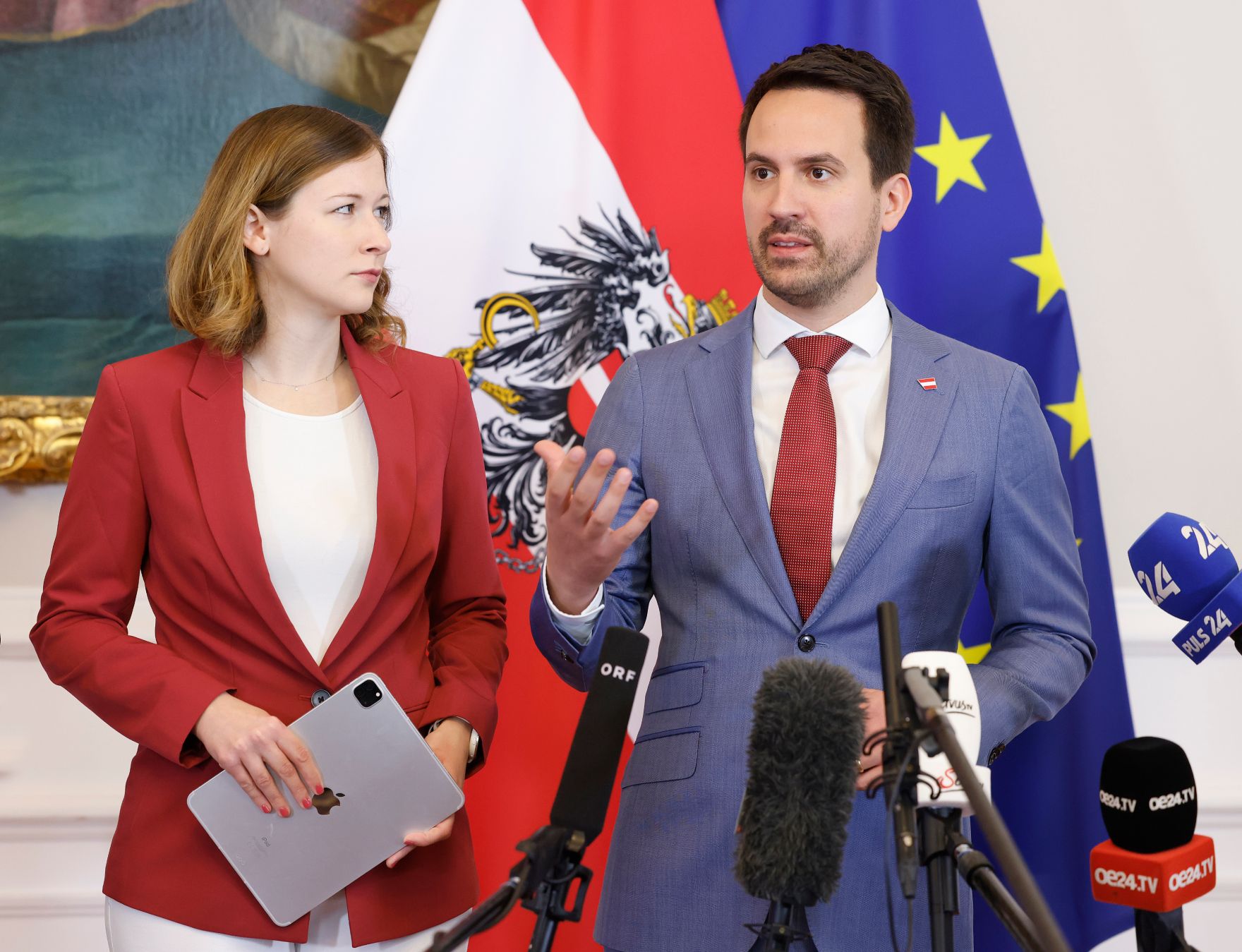Am 21. Mai 2025 nahmen Bundesministerin Claudia Plakolm (l.), Bundesminister Christoph Wiederkehr (r.) und Staatssekret&auml;rin Michaela Schmidt am Doorstep vor dem Ministerrat teil.