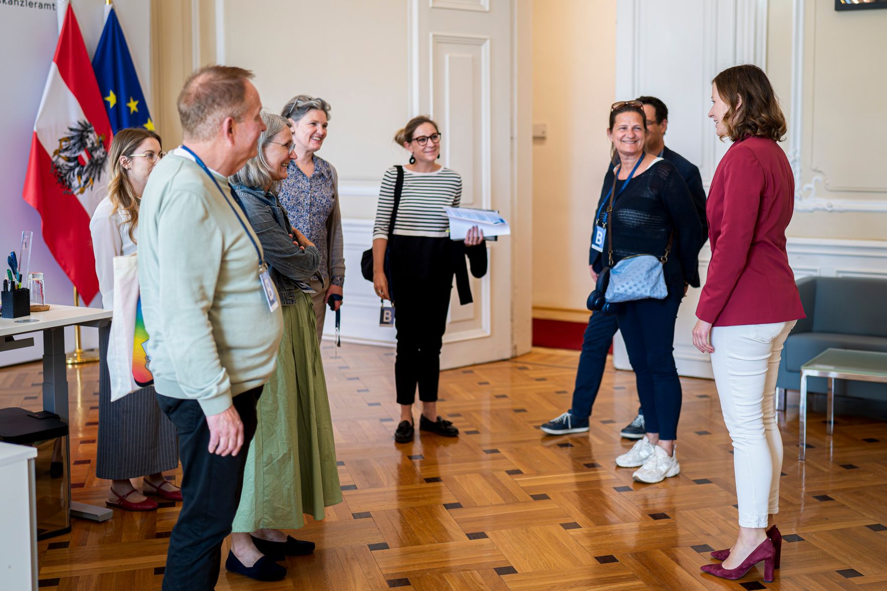 Am 21. Mai 2025 empfing Bundesministerin Claudia Plakolm (r.) Vertreter des Dachverbandes Familienberatung zu einem Arbeitsgespr&auml;ch.