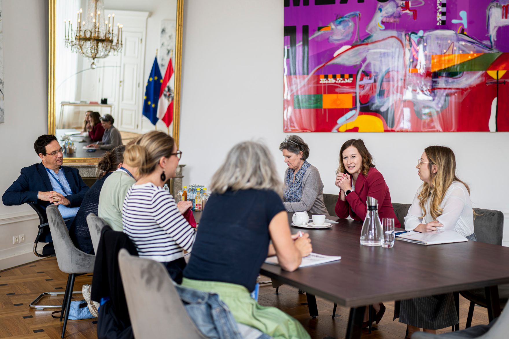 Am 21. Mai 2025 empfing Bundesministerin Claudia Plakolm (2.v.r.) Vertreter des Dachverbandes Familienberatung zu einem Arbeitsgespr&auml;ch.