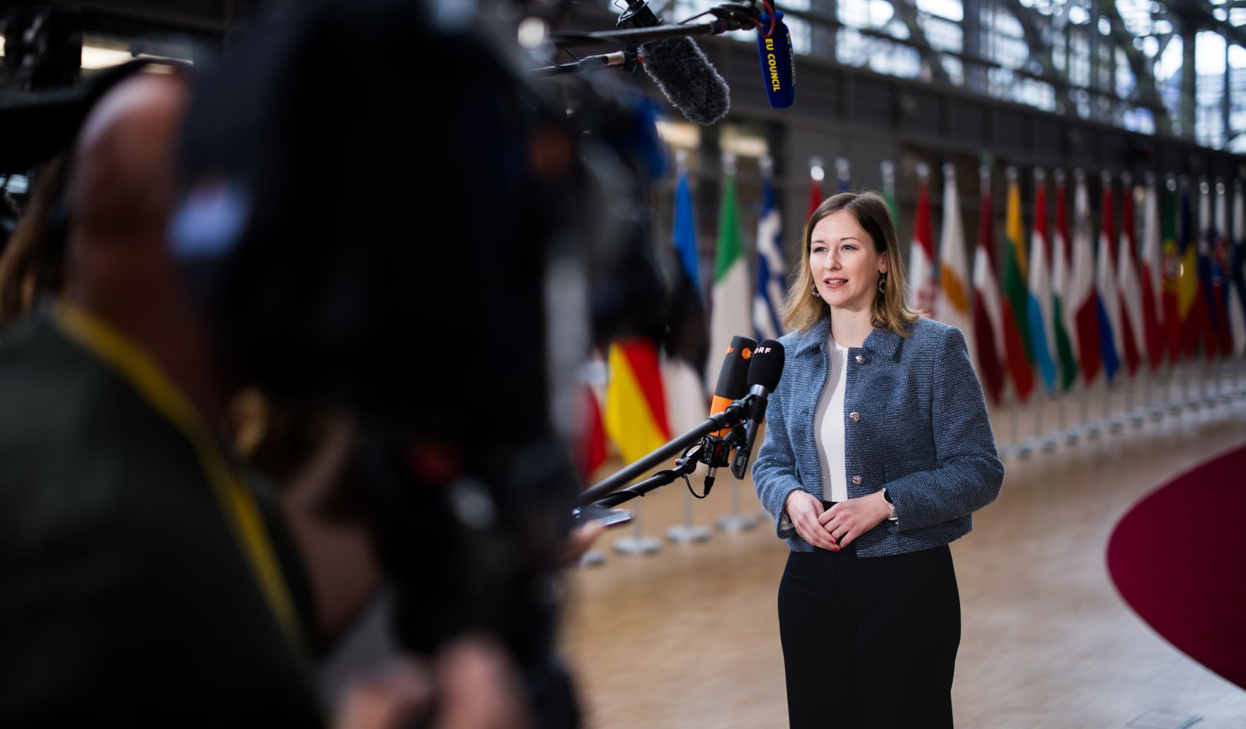 Am 27. Mai 2025 reiste Bundesministerin Claudia Plakolm (im Bild) nach Br&uuml;ssel und nahm am Rat f&uuml;r &bdquo;Allgemeine Angelegenheiten&ldquo; der Europ&auml;ischen Union teil. Im Bild beim Doorstep.
