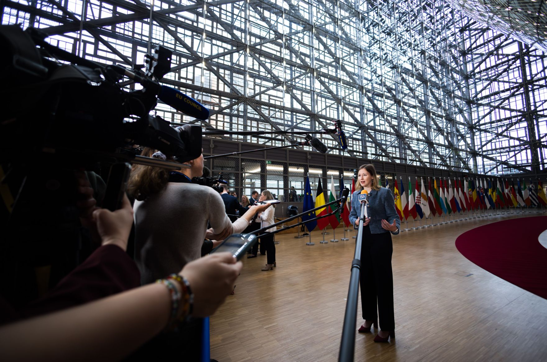 Am 27. Mai 2025 reiste Bundesministerin Claudia Plakolm (im Bild) nach Br&uuml;ssel und nahm am Rat f&uuml;r &bdquo;Allgemeine Angelegenheiten&ldquo; der Europ&auml;ischen Union teil. Im Bild beim Doorstep.