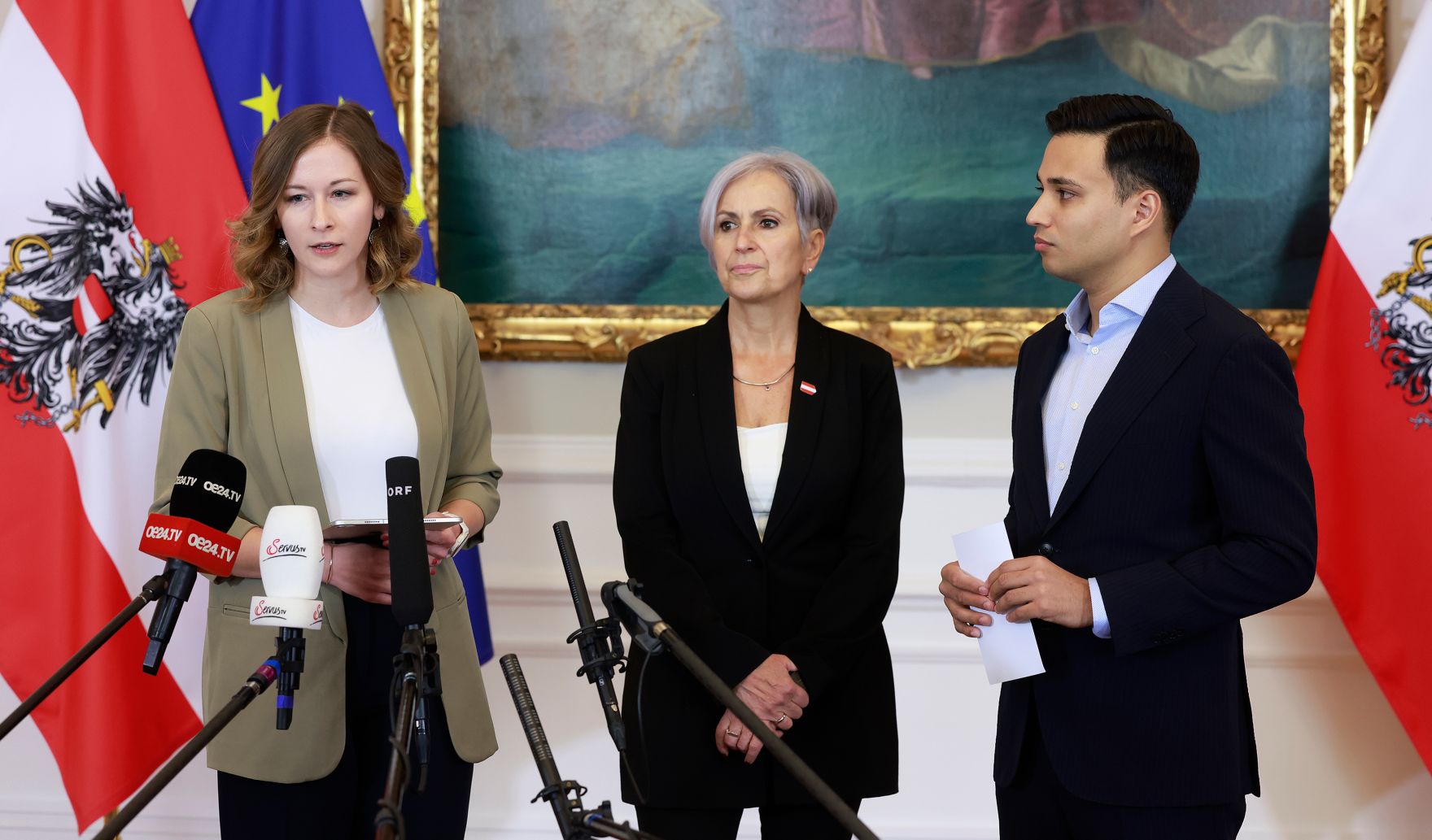 Am 28. Mai 2025 nahmen (v.l.n.r.) Bundesministerin Bundesministerin Claudia Plakolm, Bundesministerin Anna Sporrer und Klubobmann Yannick Shetty am Doorstep vor dem Ministerrat teil.