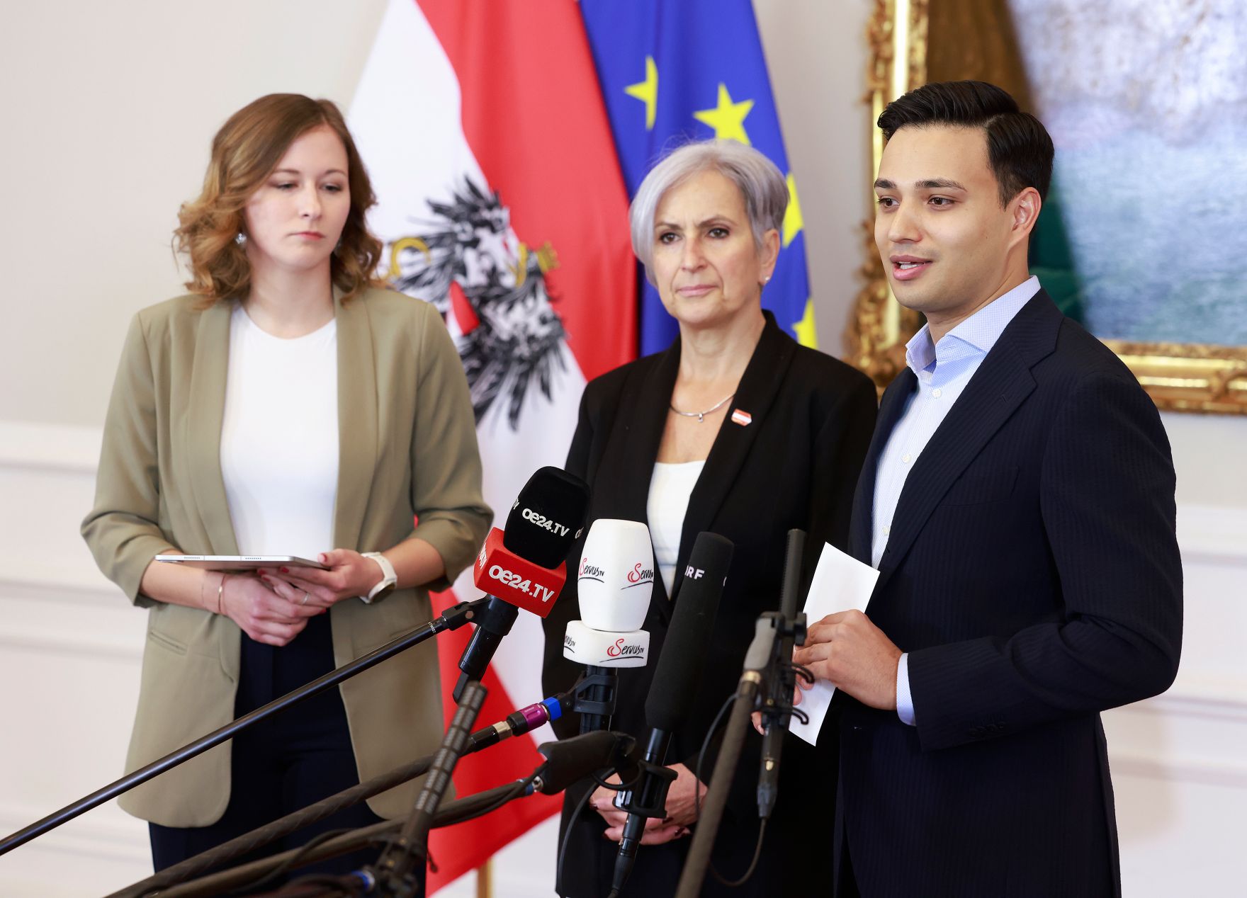 Am 28. Mai 2025 nahmen (v.l.n.r.) Bundesministerin Bundesministerin Claudia Plakolm, Bundesministerin Anna Sporrer und Klubobmann Yannick Shetty am Doorstep vor dem Ministerrat teil.
