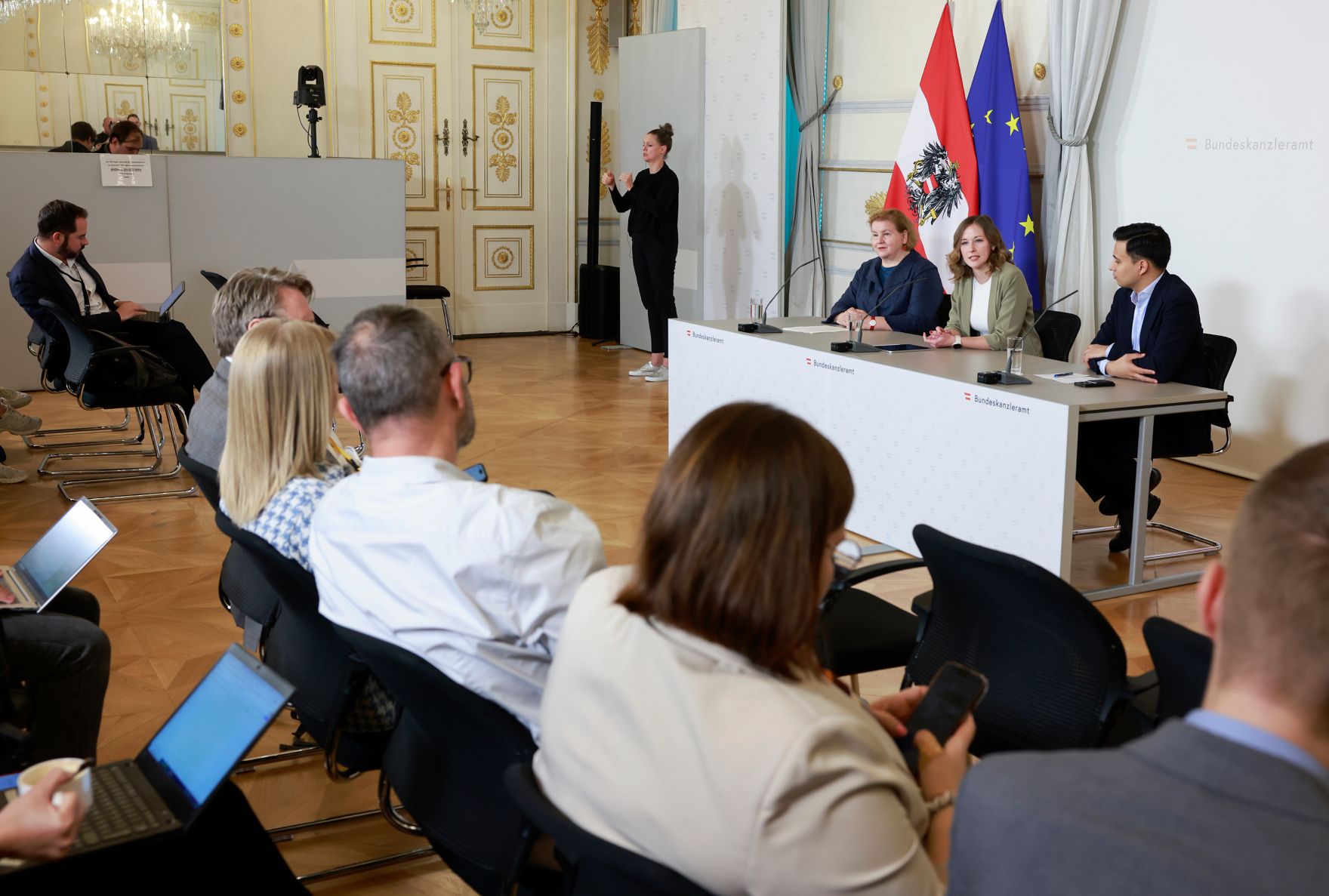 Am 28. Mai 2025 nahmen Bundesministerin Bundesministerin Claudia Plakolm (m.), Bundesministerin Korinna Schumann (l.) und Klubobmann Yannick Shetty (r.) am Pressefoyer nach dem Ministerrat teil.