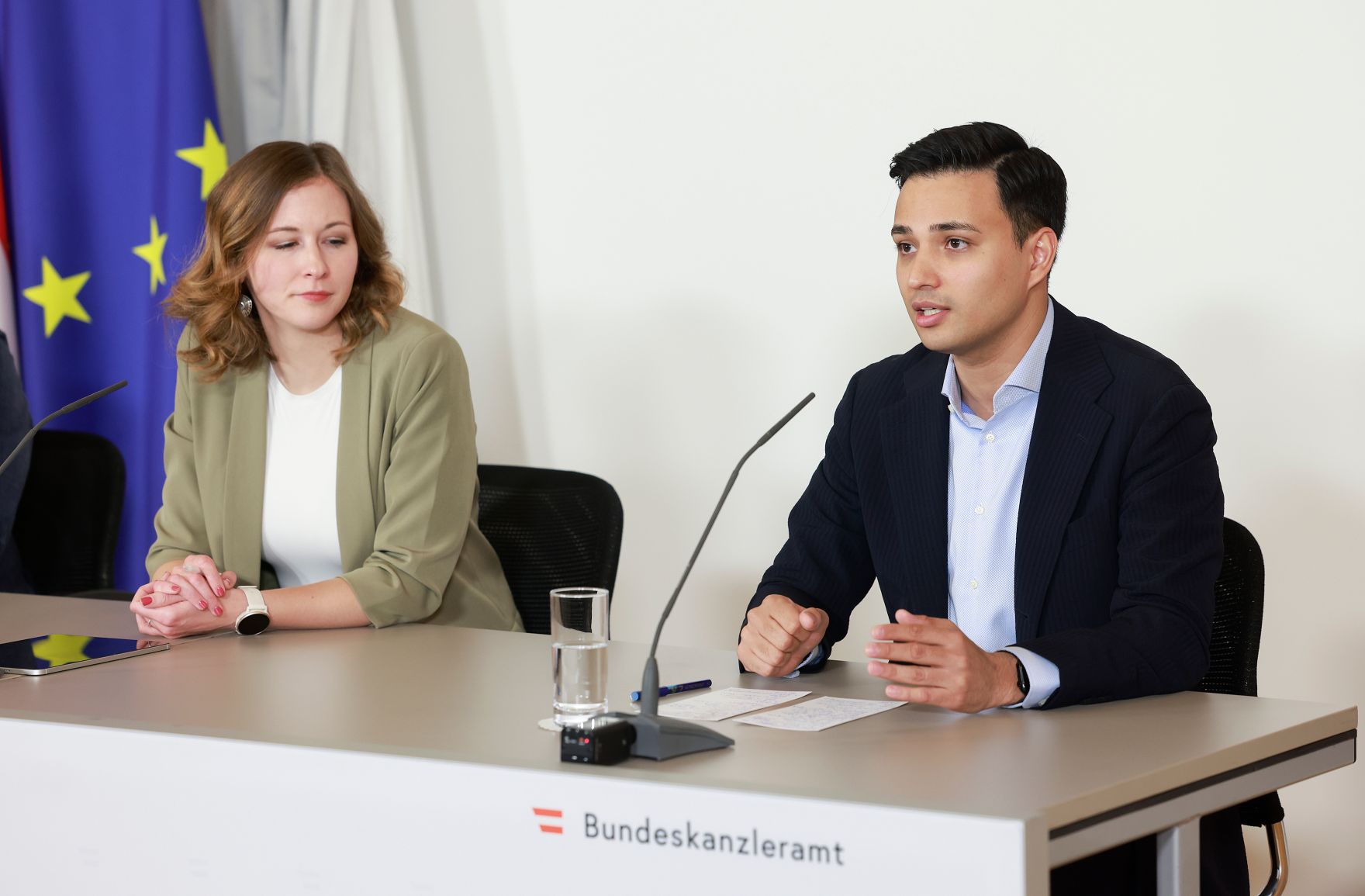 Am 28. Mai 2025 nahmen Bundesministerin Bundesministerin Claudia Plakolm (l.), Bundesministerin Korinna Schumann und Klubobmann Yannick Shetty (r.) am Pressefoyer nach dem Ministerrat teil.