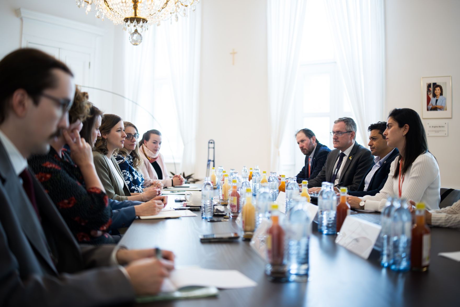 Am 28. Mai 2025 empfing Bundesministerin Claudia Plakolm (4.v.l.) Amichai Chikli, Minister f&uuml;r Diaspora-Angelegenheiten des Staates Israel (2.v.r.) zu einem Arbeitsgespr&auml;ch.