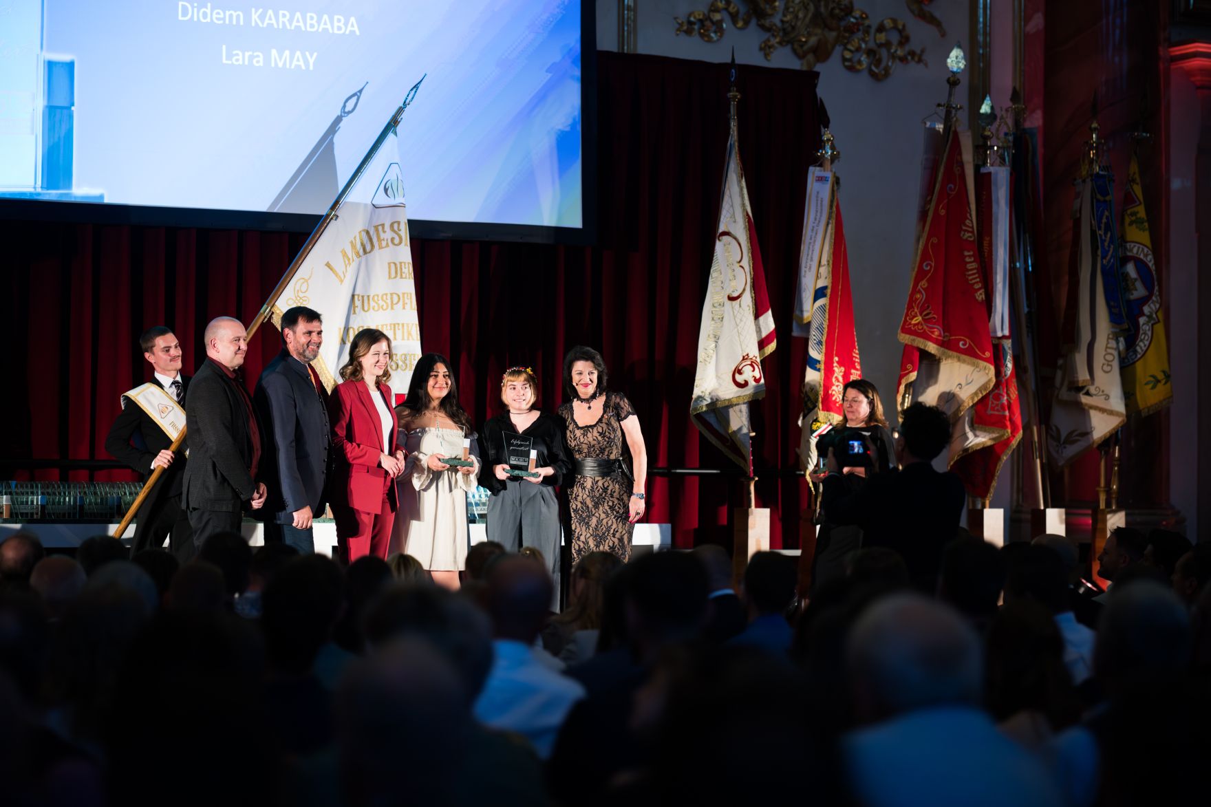 Am 3. Juni 2025 nahm Bundesministerin Claudia Plakolm (4.v.l.) an der Festveranstaltung &bdquo;Erfolgreich gemeistert&ldquo; teil.