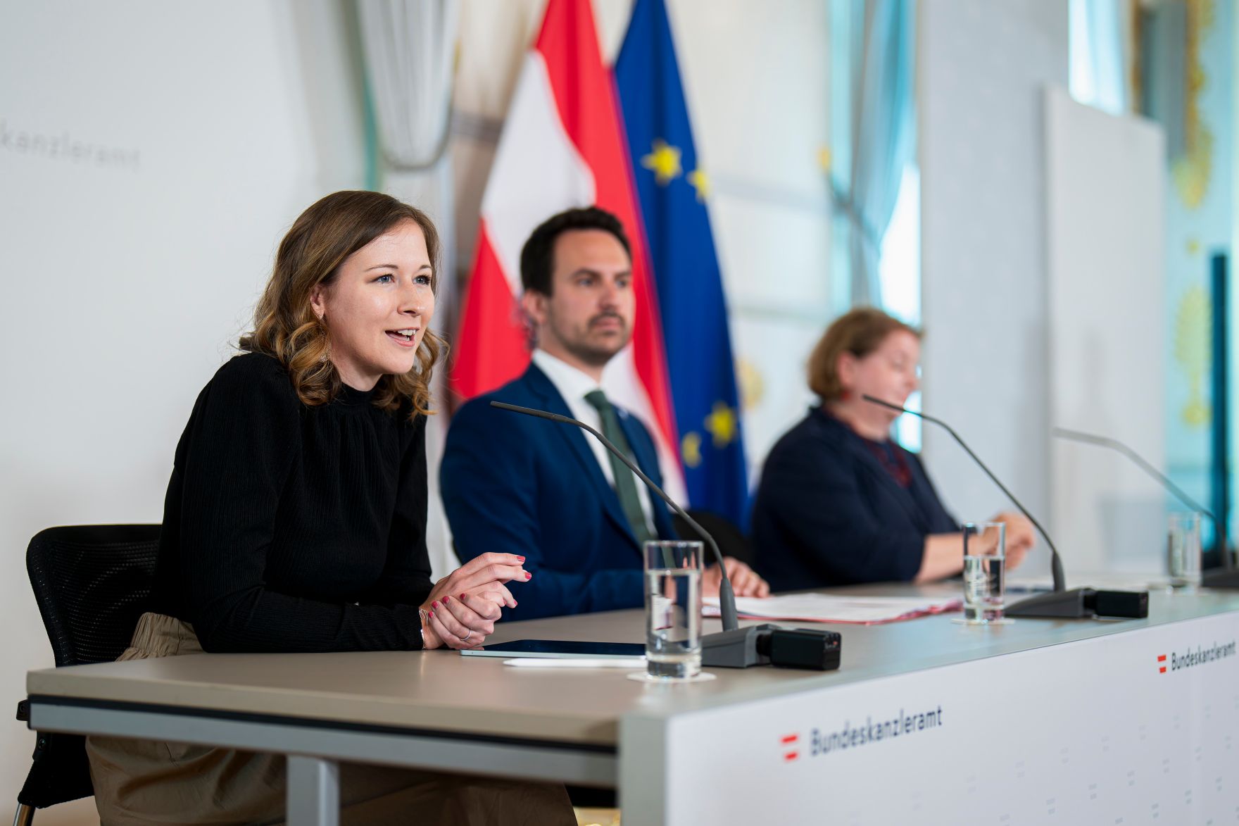 Am 4. Juni 2025 nahmen Bundesministerin Claudia Plakolm (l.), Bundesministerin Korinna Schumann (r.) und Bundesminister Christoph Wiederkehr (m.) am Pressefoyer nach dem Ministerrat teil.
