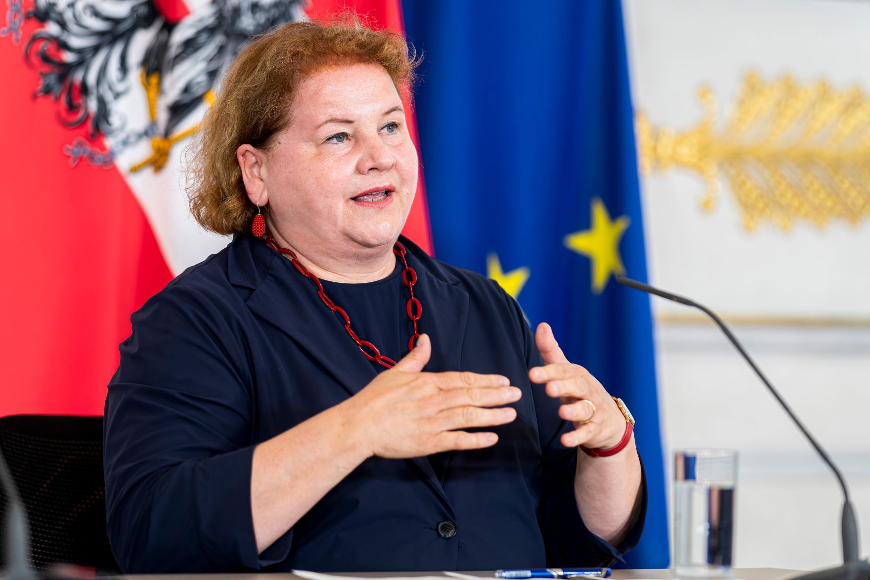 Am 4. Juni 2025 nahmen Bundesministerin Claudia Plakolm, Bundesministerin Korinna Schumann (im Bild) und Bundesminister Christoph Wiederkehr am Pressefoyer nach dem Ministerrat teil.