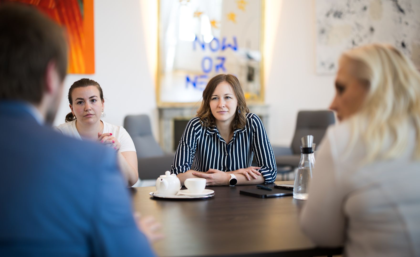 Am 26. Juni 2025 empfing Bundesministerin Claudia Plakolm (m.r.) die EU-Abgeordnete Angelika Winzig (r.) zu einem Arbeitsgespr&auml;ch.