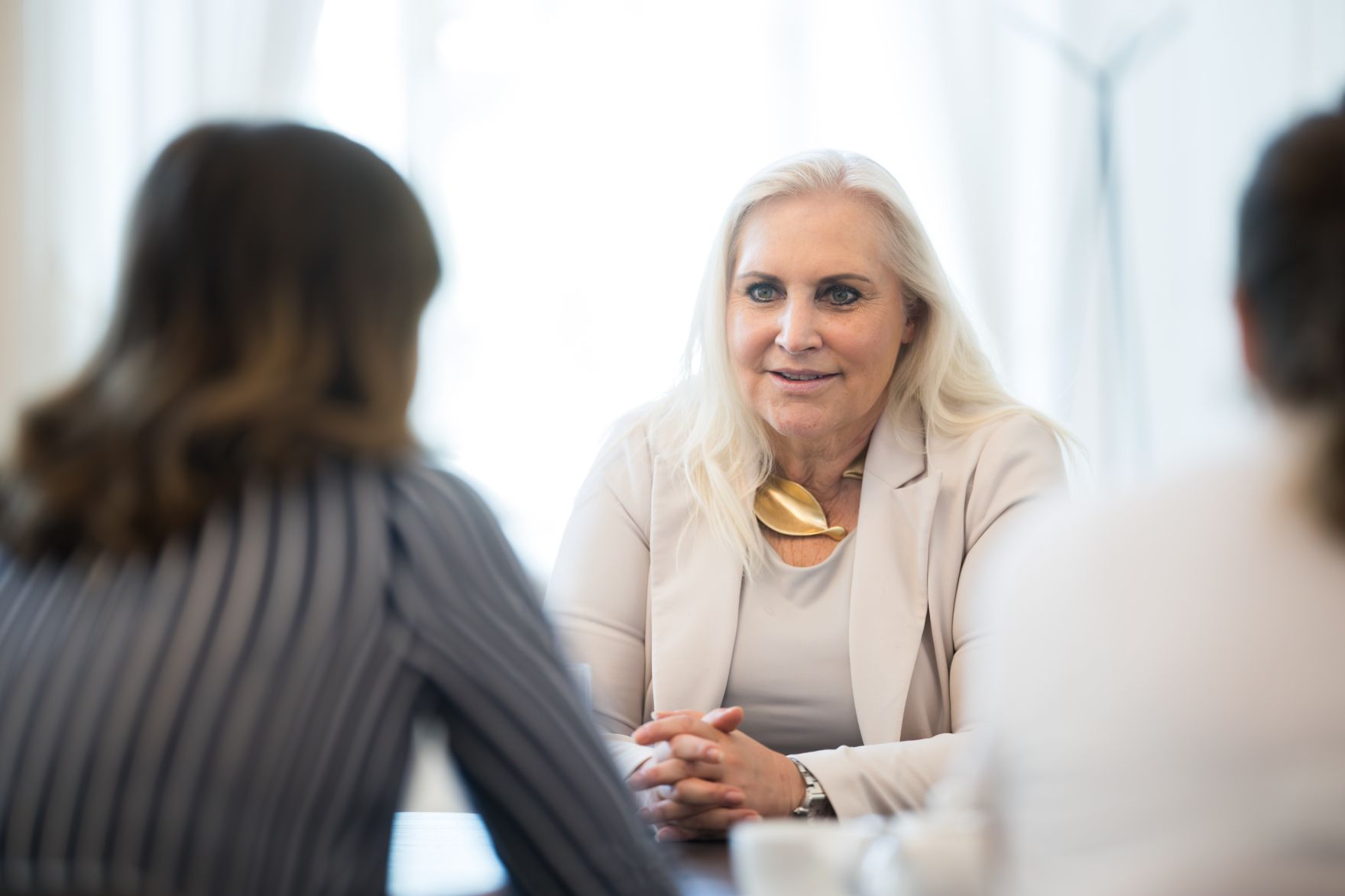 Am 26. Juni 2025 empfing Bundesministerin Claudia Plakolm (l.) die EU-Abgeordnete Angelika Winzig (m.) zu einem Arbeitsgespr&auml;ch.