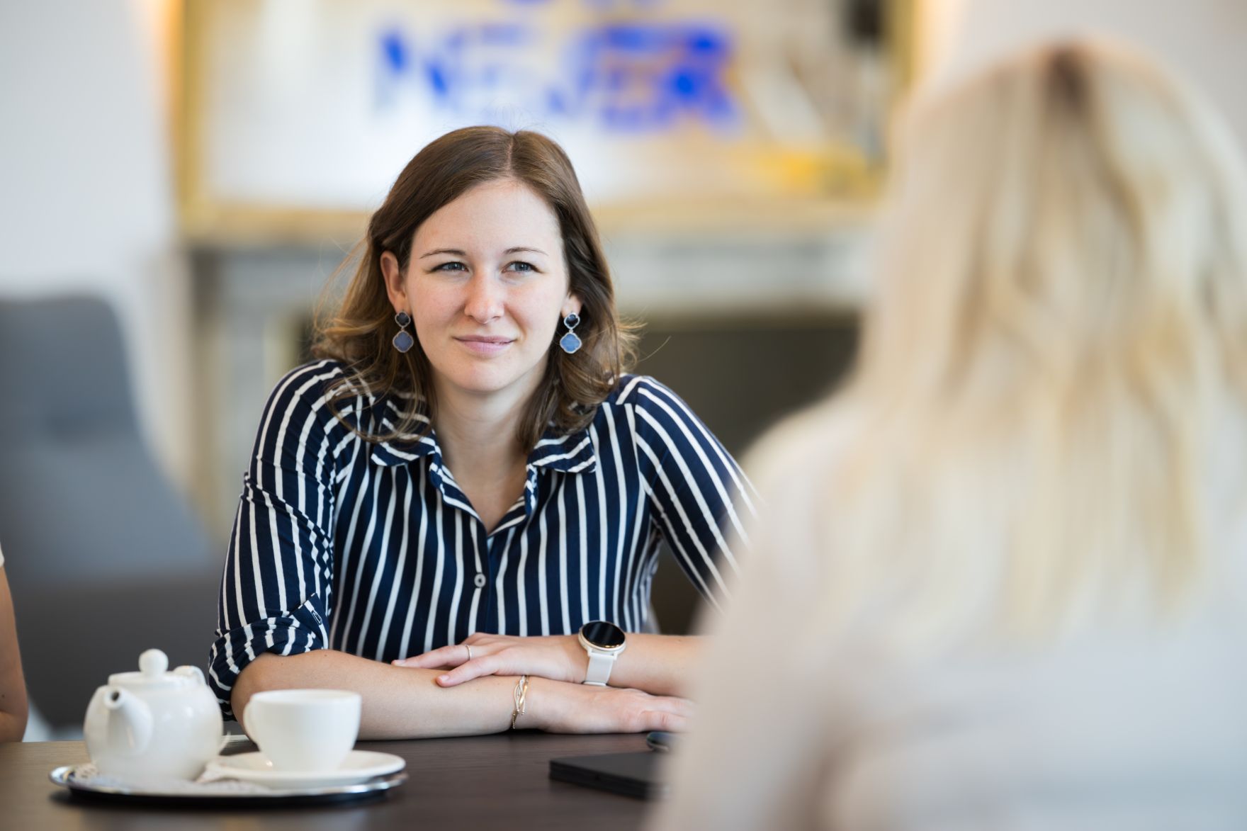 Am 26. Juni 2025 empfing Bundesministerin Claudia Plakolm (l.) die EU-Abgeordnete Angelika Winzig (r.) zu einem Arbeitsgespr&auml;ch.