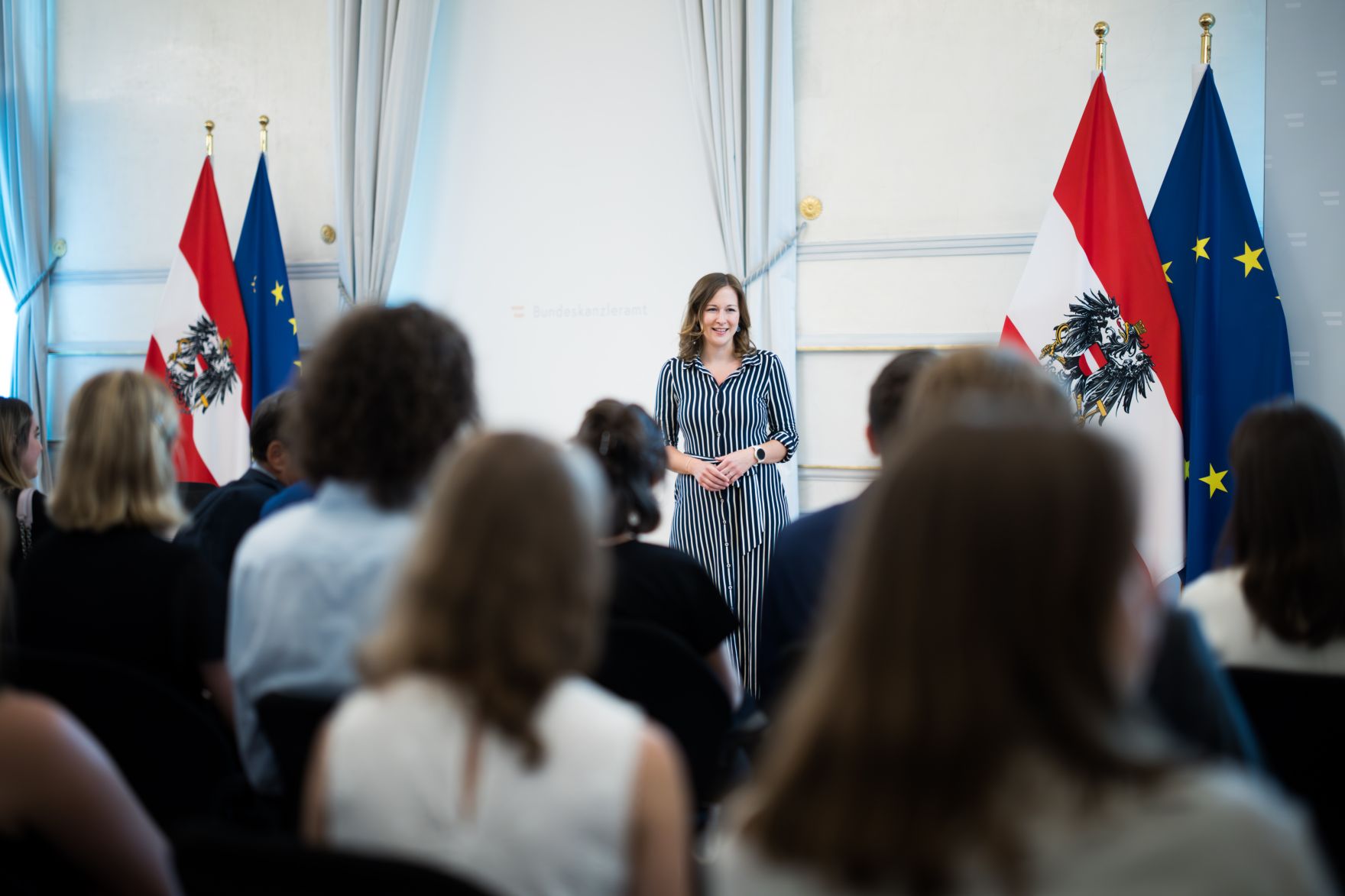 Am 26. Juni 2025 verlieh Bundesministerin Claudia Plakolm f&uuml;nf StipendiatInnen das Stipendium des College of Europe.
