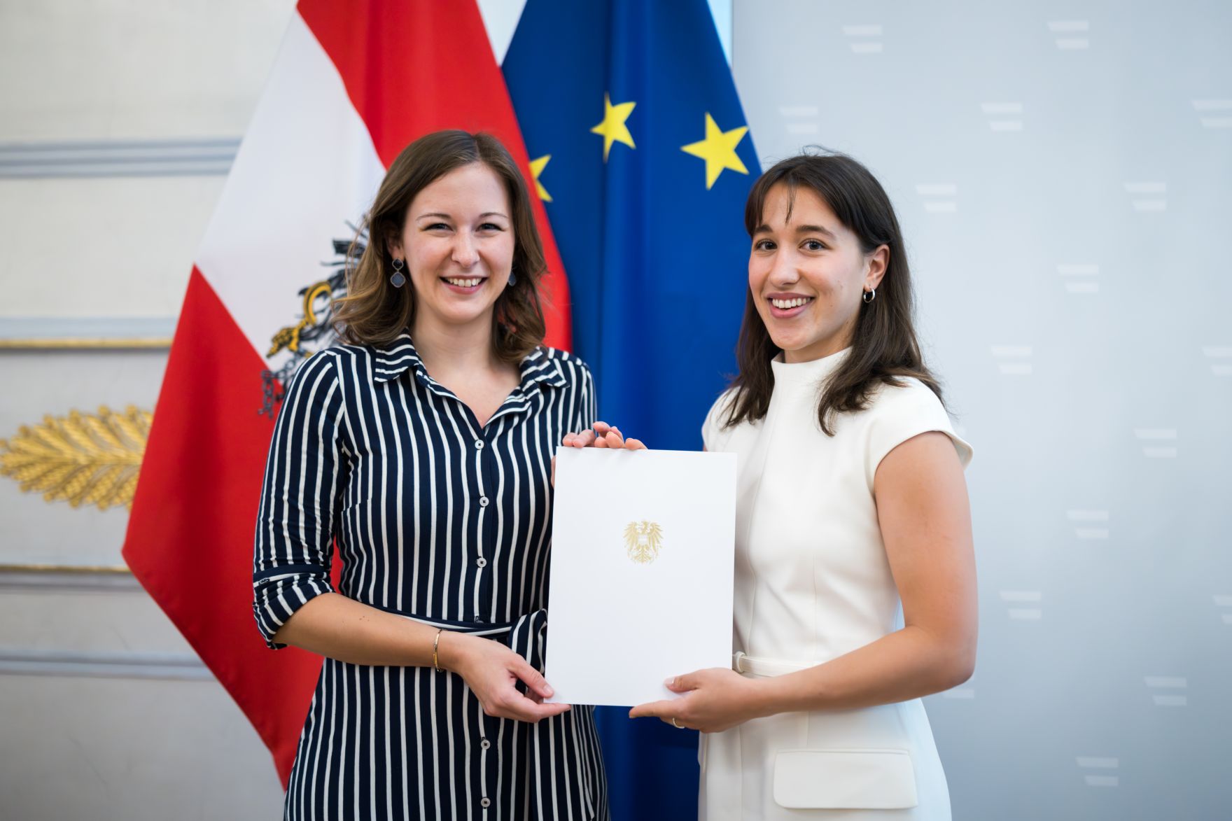 Am 26. Juni 2025 verlieh Bundesministerin Claudia Plakolm (l.) f&uuml;nf StipendiatInnen das Stipendium des College of Europe.