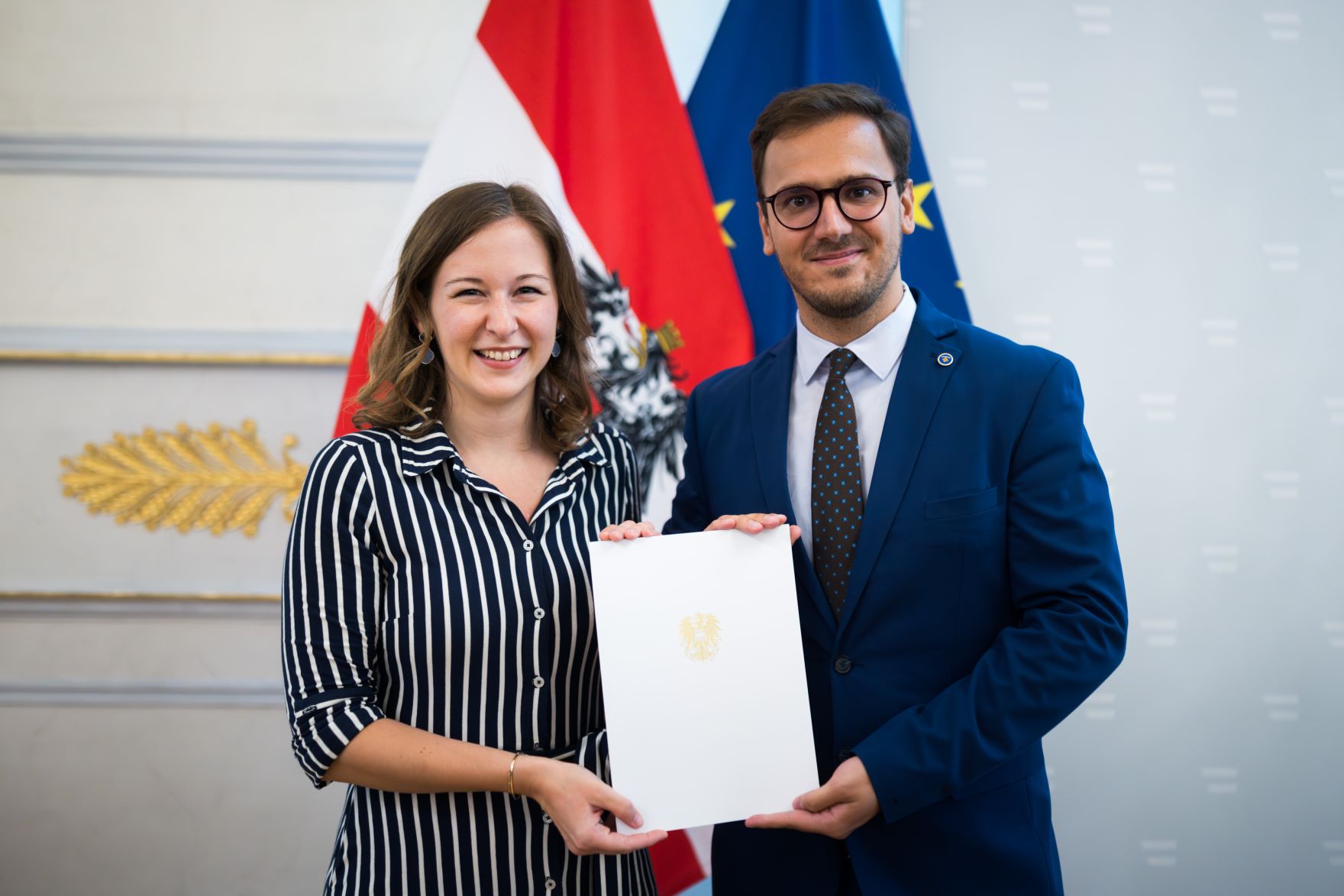 Am 26. Juni 2025 verlieh Bundesministerin Claudia Plakolm (l.) f&uuml;nf StipendiatInnen das Stipendium des College of Europe.