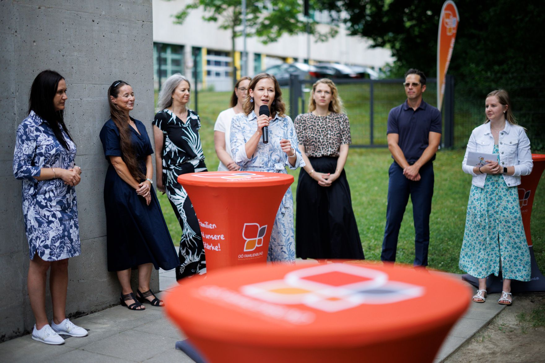 Am 27. Juni 2025 besuchte Bundesministerin Claudia Plakolm (m.) anl&auml;sslich des 10-j&auml;hrigen Jubil&auml;ums der Krabbelstube &bdquo;WIKI&ldquo;, die Kinderbetreuungseinrichtung in Linz.