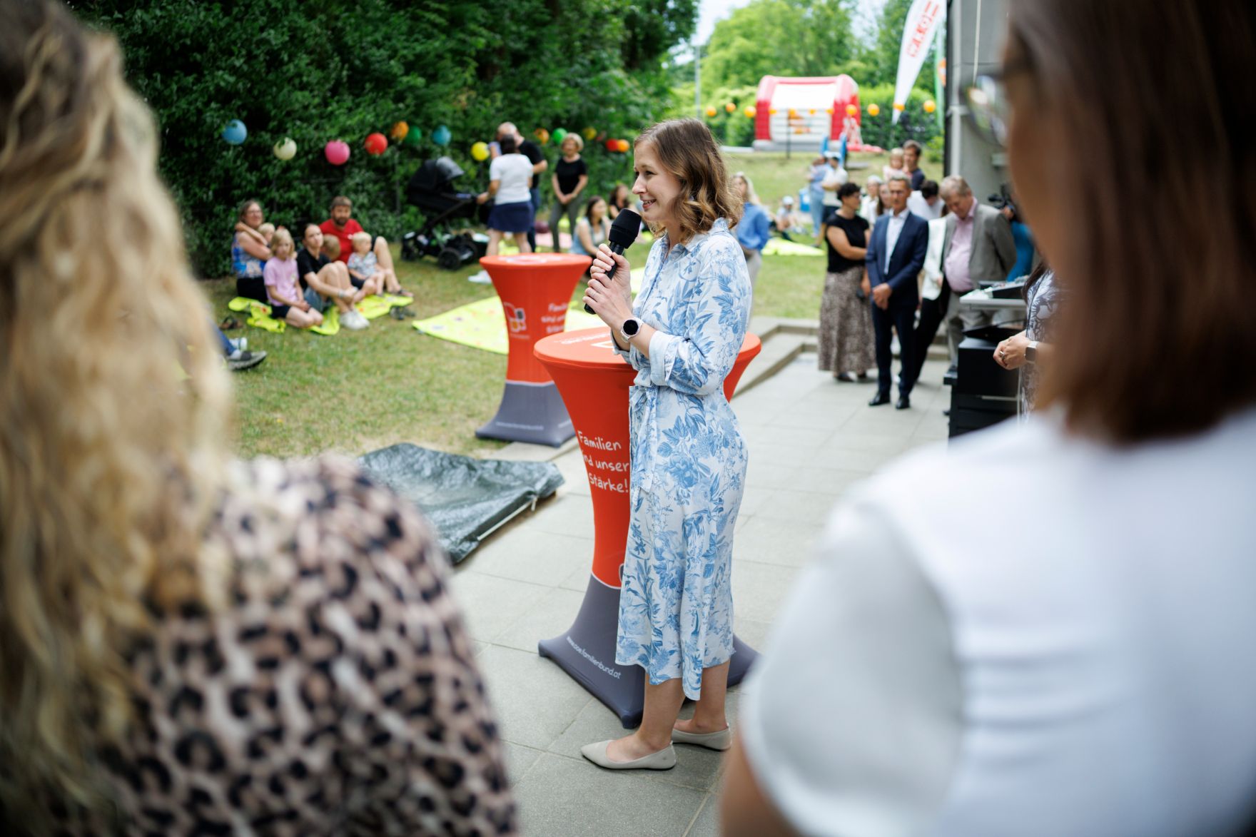 Am 27. Juni 2025 besuchte Bundesministerin Claudia Plakolm (m.) anl&auml;sslich des 10-j&auml;hrigen Jubil&auml;ums der Krabbelstube &bdquo;WIKI&ldquo;, die Kinderbetreuungseinrichtung in Linz.
