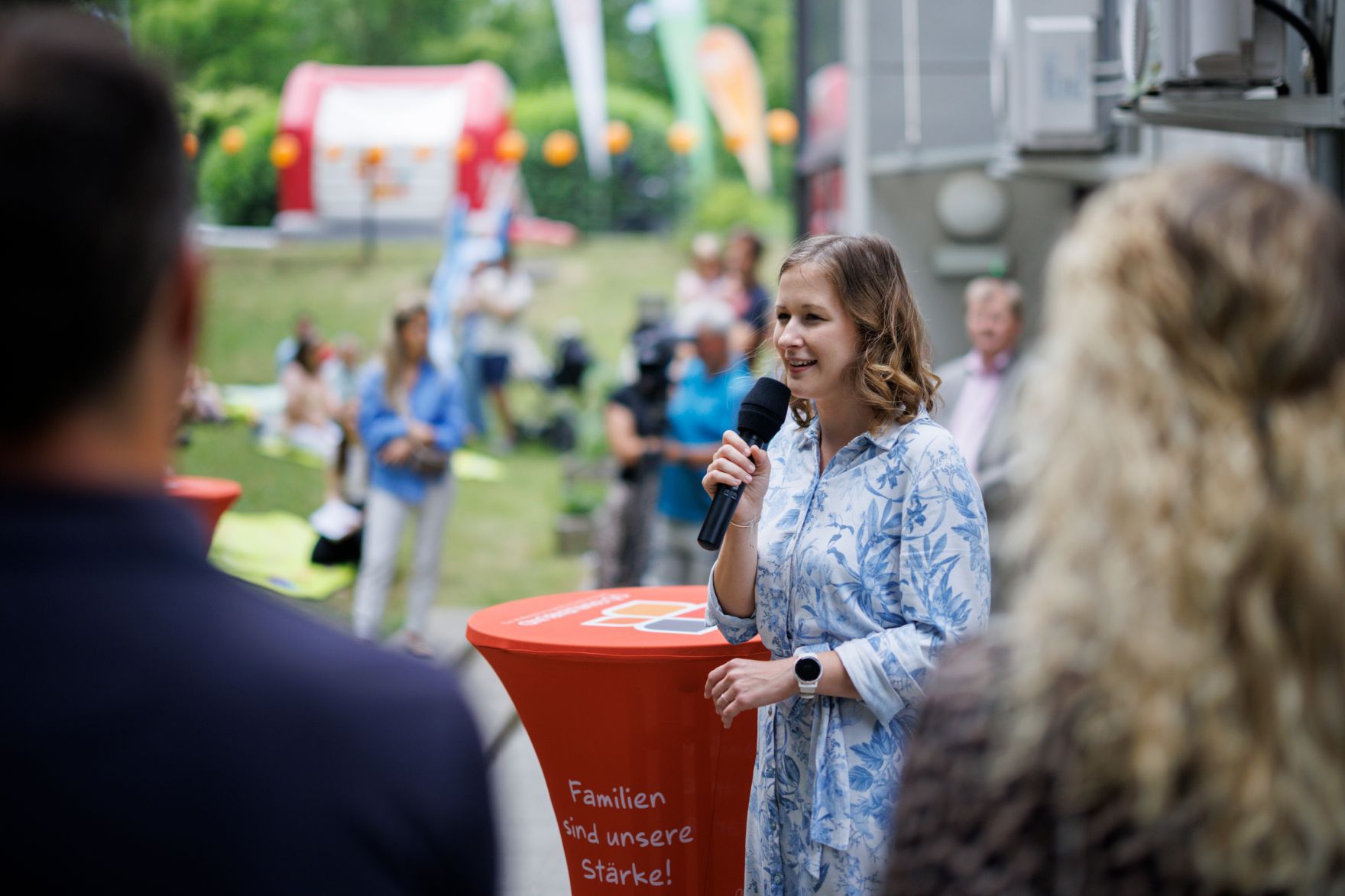 Am 27. Juni 2025 besuchte Bundesministerin Claudia Plakolm (m.) anl&auml;sslich des 10-j&auml;hrigen Jubil&auml;ums der Krabbelstube &bdquo;WIKI&ldquo;, die Kinderbetreuungseinrichtung in Linz.