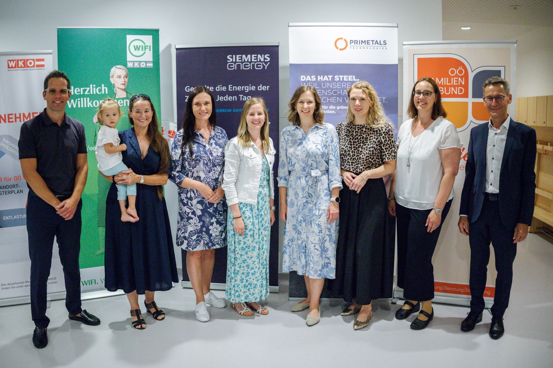 Am 27. Juni 2025 besuchte Bundesministerin Claudia Plakolm (m.r.) anl&auml;sslich des 10-j&auml;hrigen Jubil&auml;ums der Krabbelstube &bdquo;WIKI&ldquo;, die Kinderbetreuungseinrichtung in Linz.