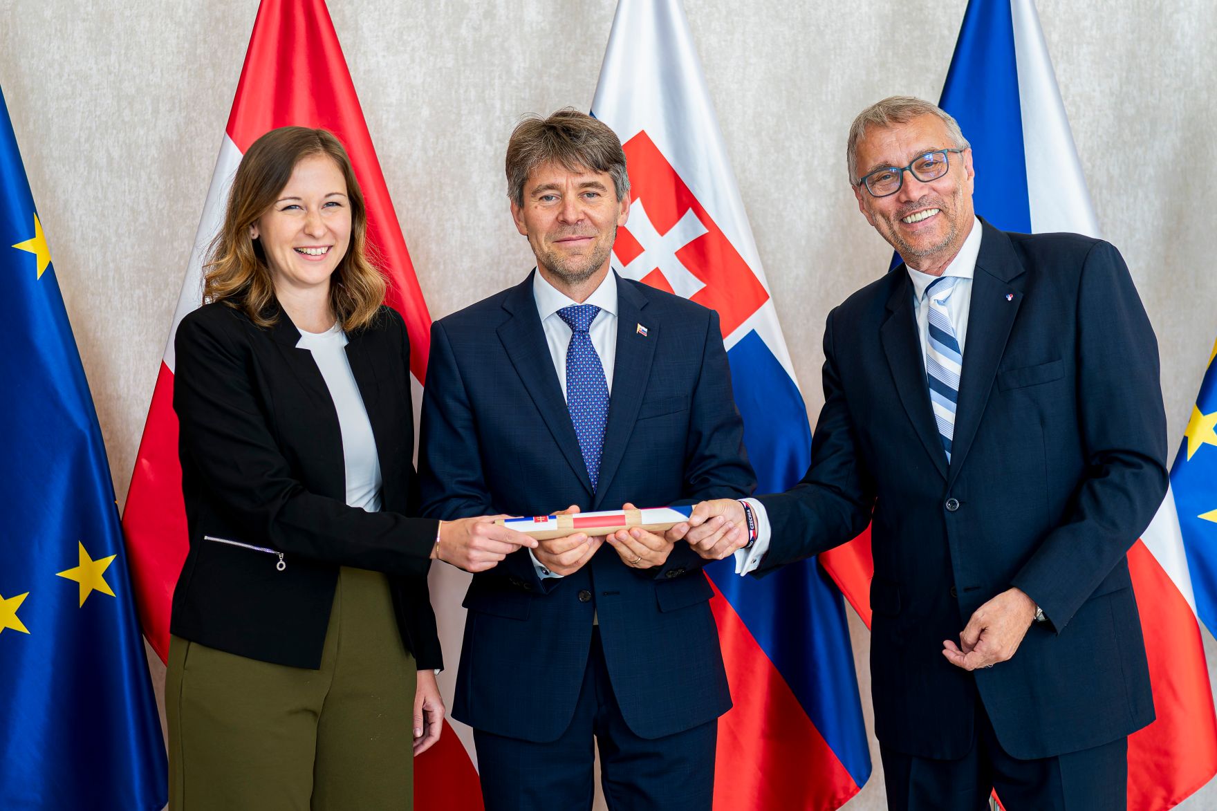 Am 1. Juli 2025 reiste Bundesministerin Claudia Plakolm (l.) zu einem Arbeitsbesuch nach Bratislava. Im Bild mit dem slowakischen Staatssekret&auml;r f&uuml;r ausw&auml;rtige und europ&auml;ische Angelegenheiten Marek E&scaron;tok (m.) und dem Minister f&uuml;r europ&auml;ische Angelegenheiten der Tschechischen Republik Martin Dvoř&aacute;k (r.).