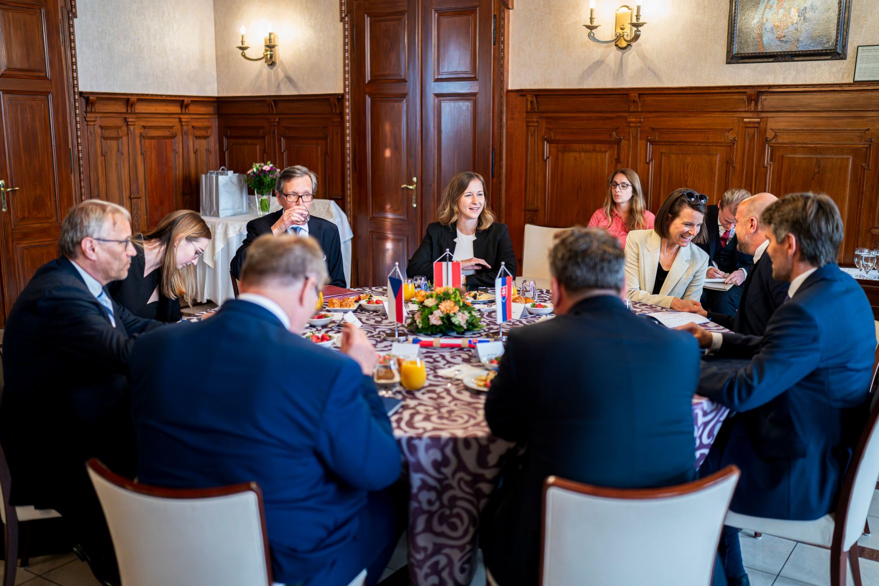 Am 1. Juli 2025 reiste Bundesministerin Claudia Plakolm (im Bild) zu einem Arbeitsbesuch nach Bratislava.