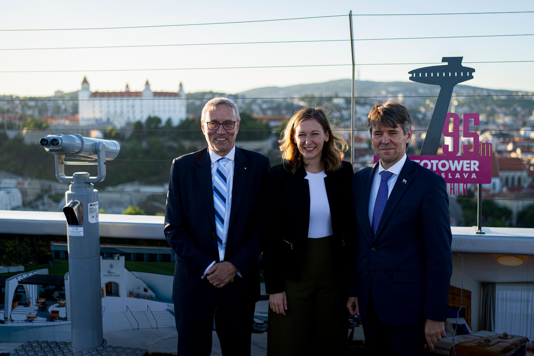 Am 1. Juli 2025 reiste Bundesministerin Claudia Plakolm (m.) zu einem Arbeitsbesuch nach Bratislava. Im Bild mit dem slowakischen Staatssekret&auml;r f&uuml;r ausw&auml;rtige und europ&auml;ische Angelegenheiten Marek E&scaron;tok (r.) und dem Minister f&uuml;r europ&auml;ische Angelegenheiten der Tschechischen Republik Martin Dvoř&aacute;k (l.).