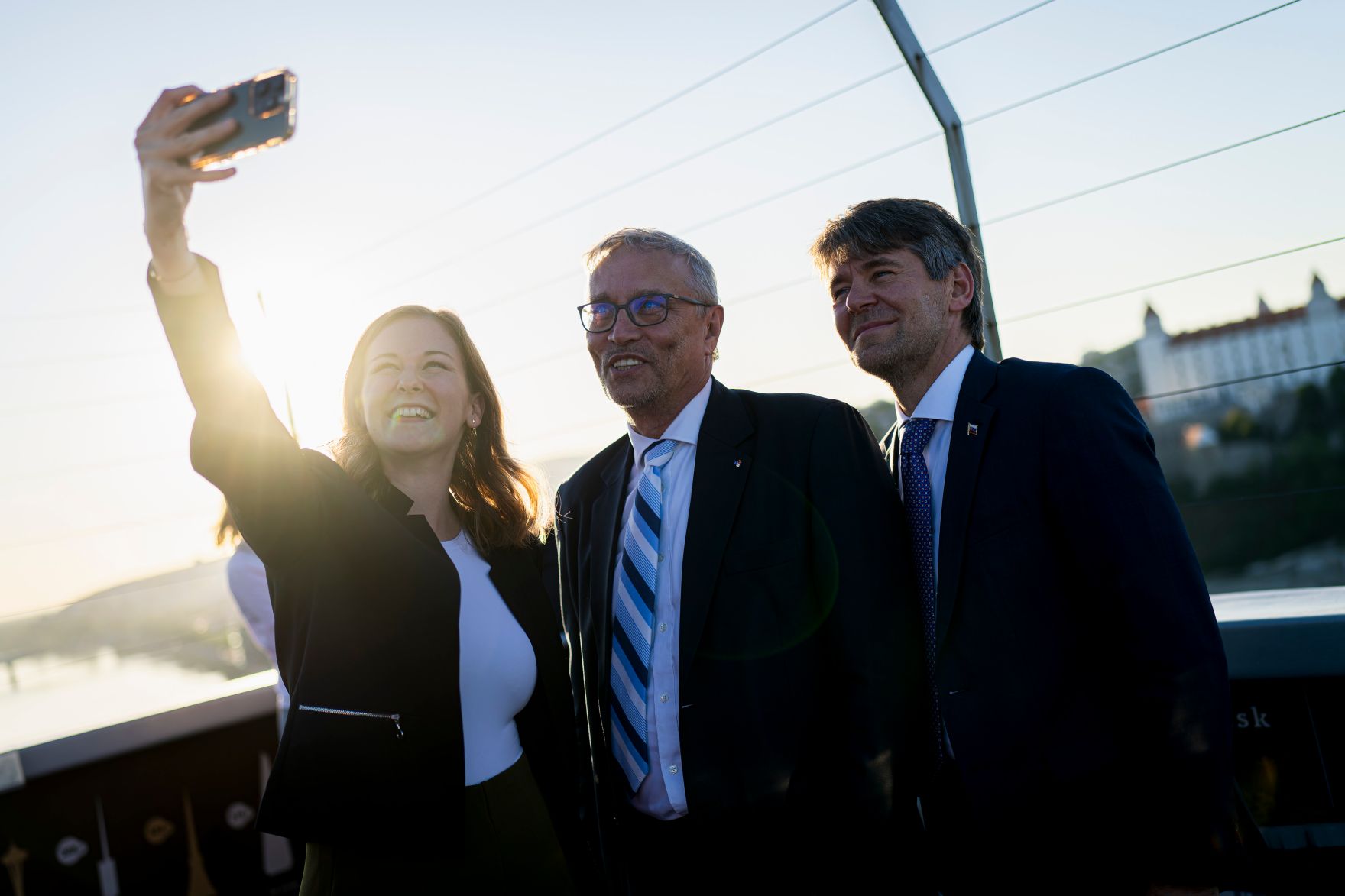 Am 1. Juli 2025 reiste Bundesministerin Claudia Plakolm (l.) zu einem Arbeitsbesuch nach Bratislava. Im Bild mit dem slowakischen Staatssekret&auml;r f&uuml;r ausw&auml;rtige und europ&auml;ische Angelegenheiten Marek E&scaron;tok (r.) und dem Minister f&uuml;r europ&auml;ische Angelegenheiten der Tschechischen Republik Martin Dvoř&aacute;k (m.).
