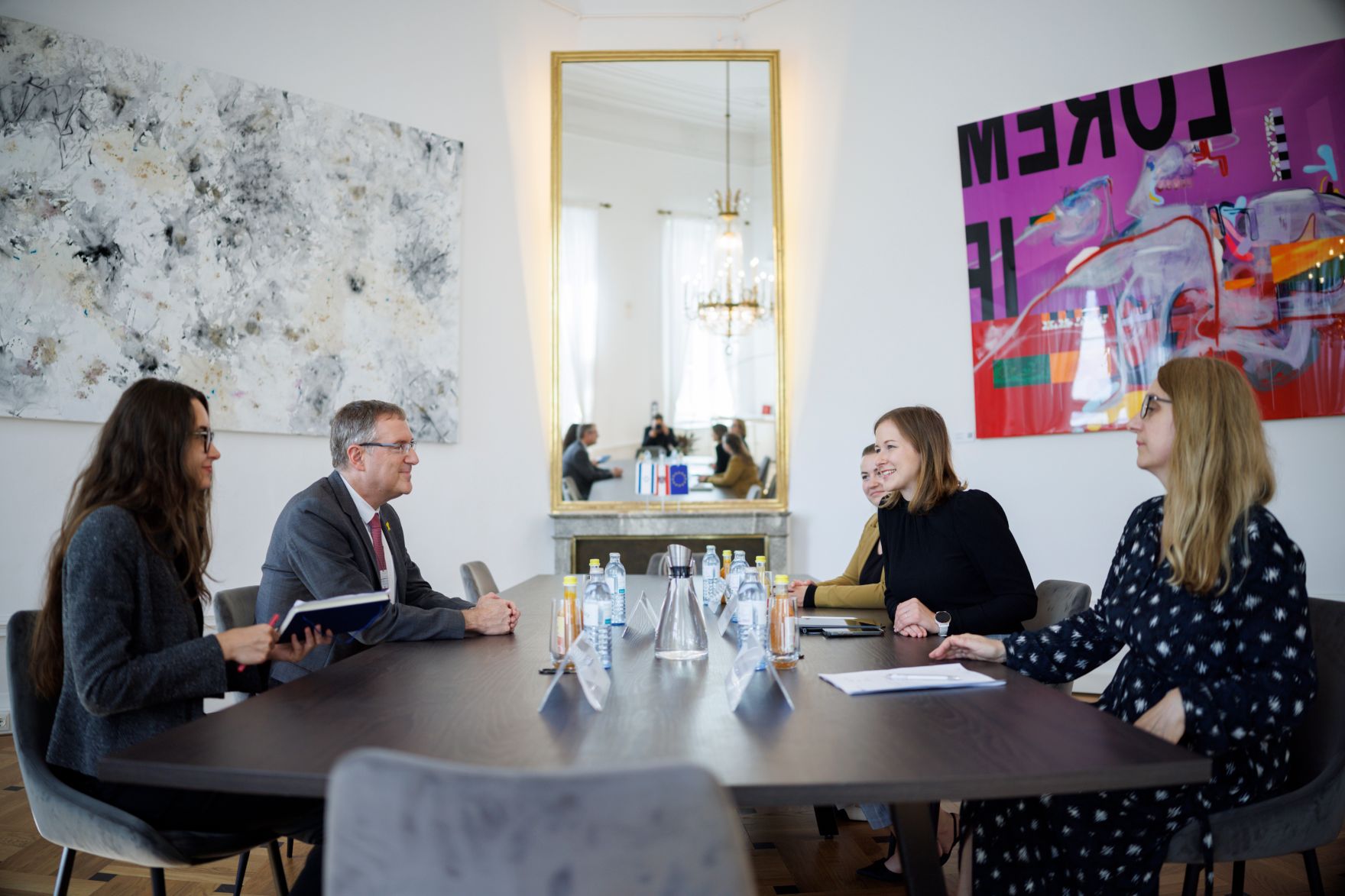 Am 7. Juli 2025 empfing Bundesministerin Claudia Plakolm (2.v.r.) den israelischen Botschafter, David Roet (2.v.l.) zu einem Arbeitsgespr&auml;ch im Bundeskanzleramt.