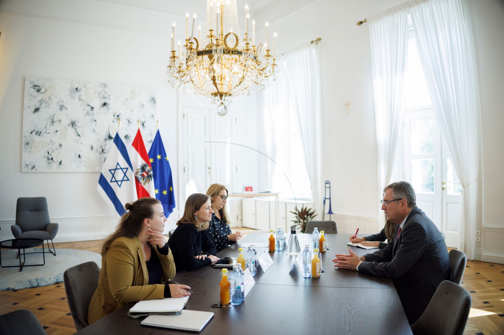 Am 7. Juli 2025 empfing Bundesministerin Claudia Plakolm (2.v.l.) den israelischen Botschafter, David Roet (r.) zu einem Arbeitsgespr&auml;ch im Bundeskanzleramt.
