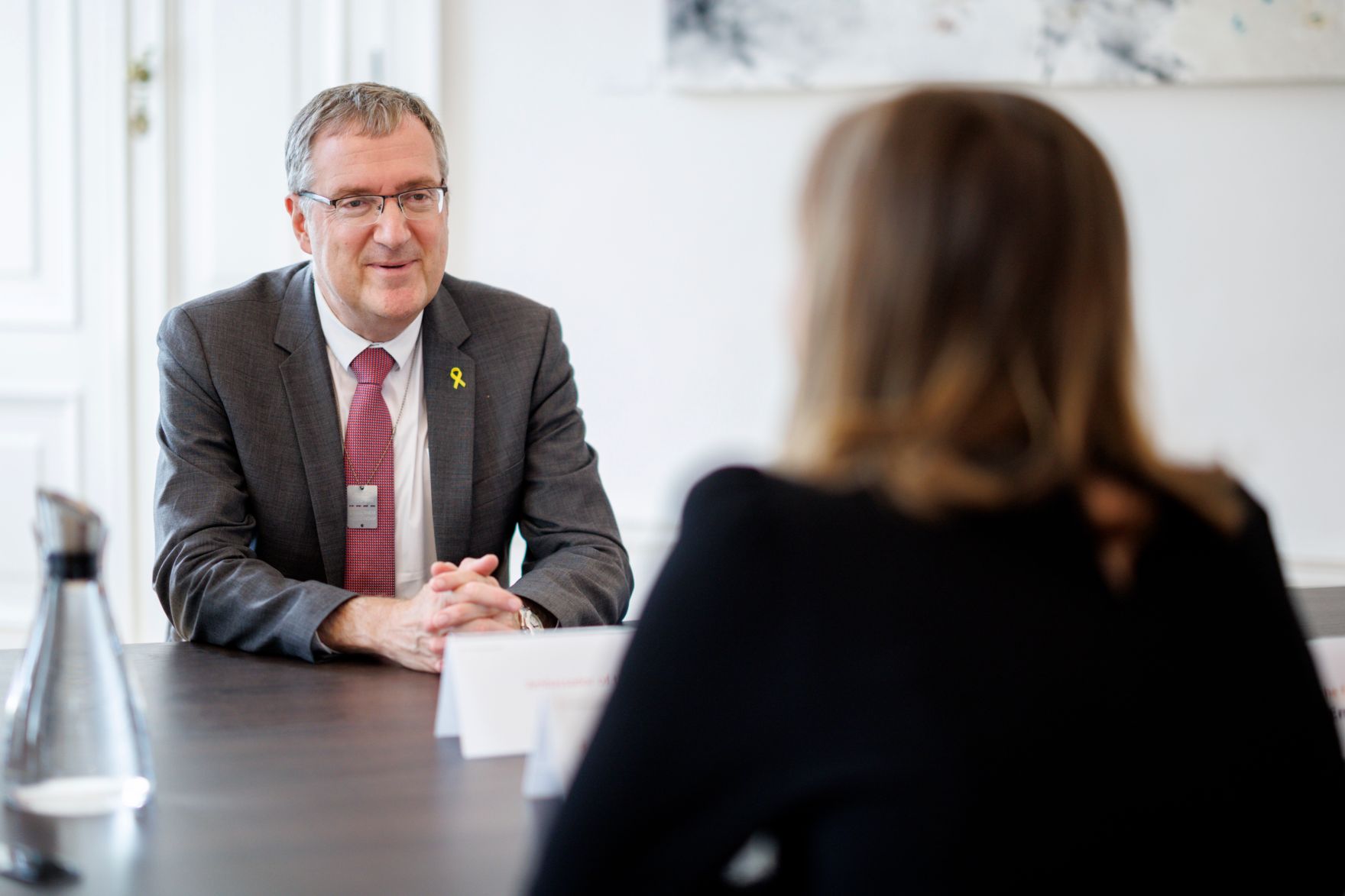 Am 7. Juli 2025 empfing Bundesministerin Claudia Plakolm (r.) den israelischen Botschafter, David Roet (l.) zu einem Arbeitsgespr&auml;ch im Bundeskanzleramt.