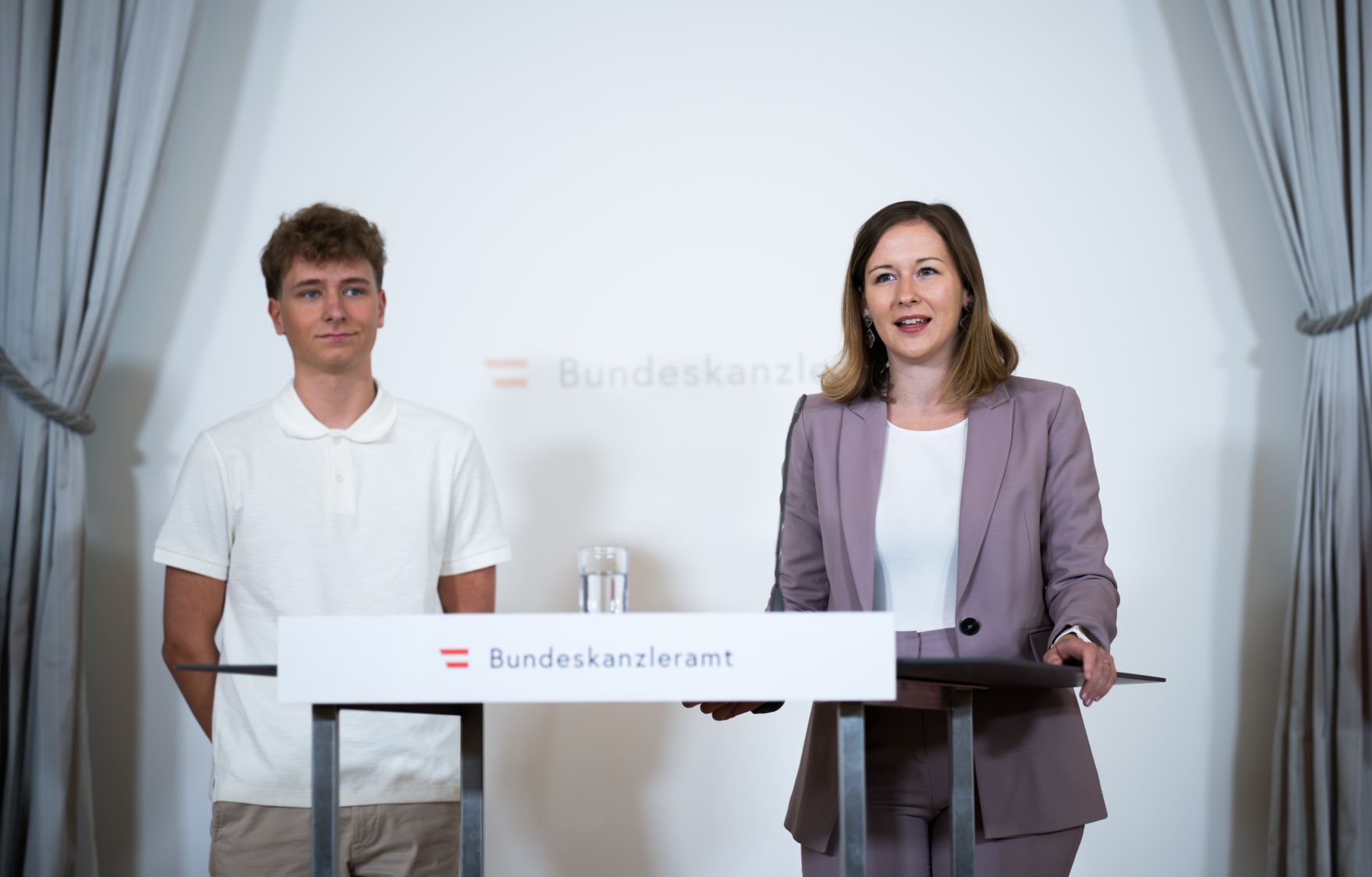 Am 8. Juli 2025 gab Bundesministerin Claudia Plakolm (r.) eine Pressekonferenz zum Thema der aktuellen Zivildienst-Zahlen.