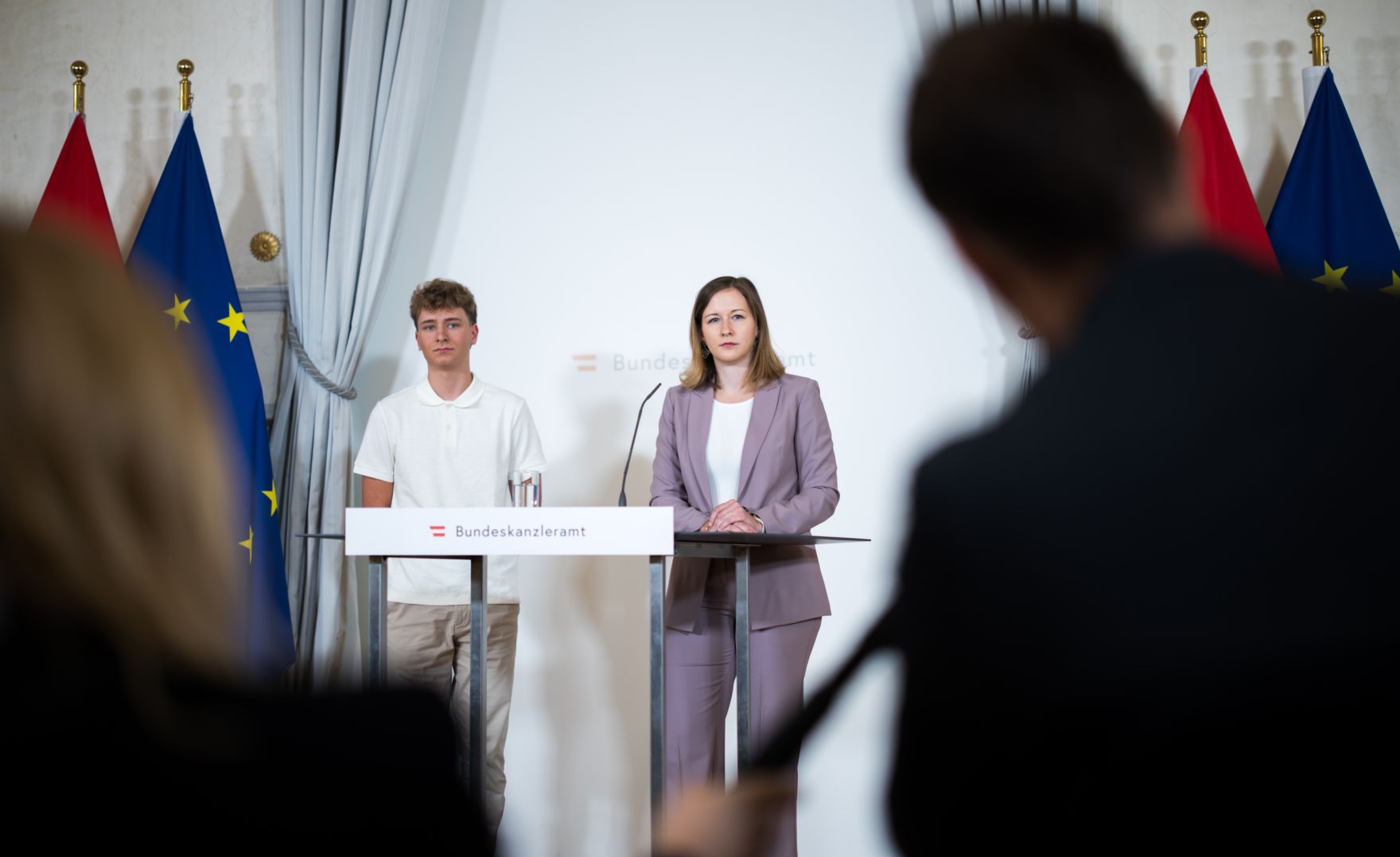 Am 8. Juli 2025 gab Bundesministerin Claudia Plakolm (m.r.) eine Pressekonferenz zum Thema der aktuellen Zivildienst-Zahlen.