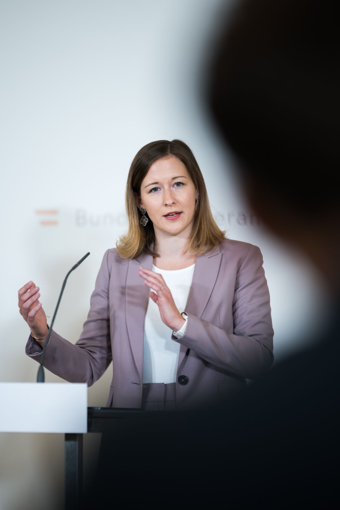 Am 8. Juli 2025 gab Bundesministerin Claudia Plakolm (im Bild) eine Pressekonferenz zum Thema der aktuellen Zivildienst-Zahlen.