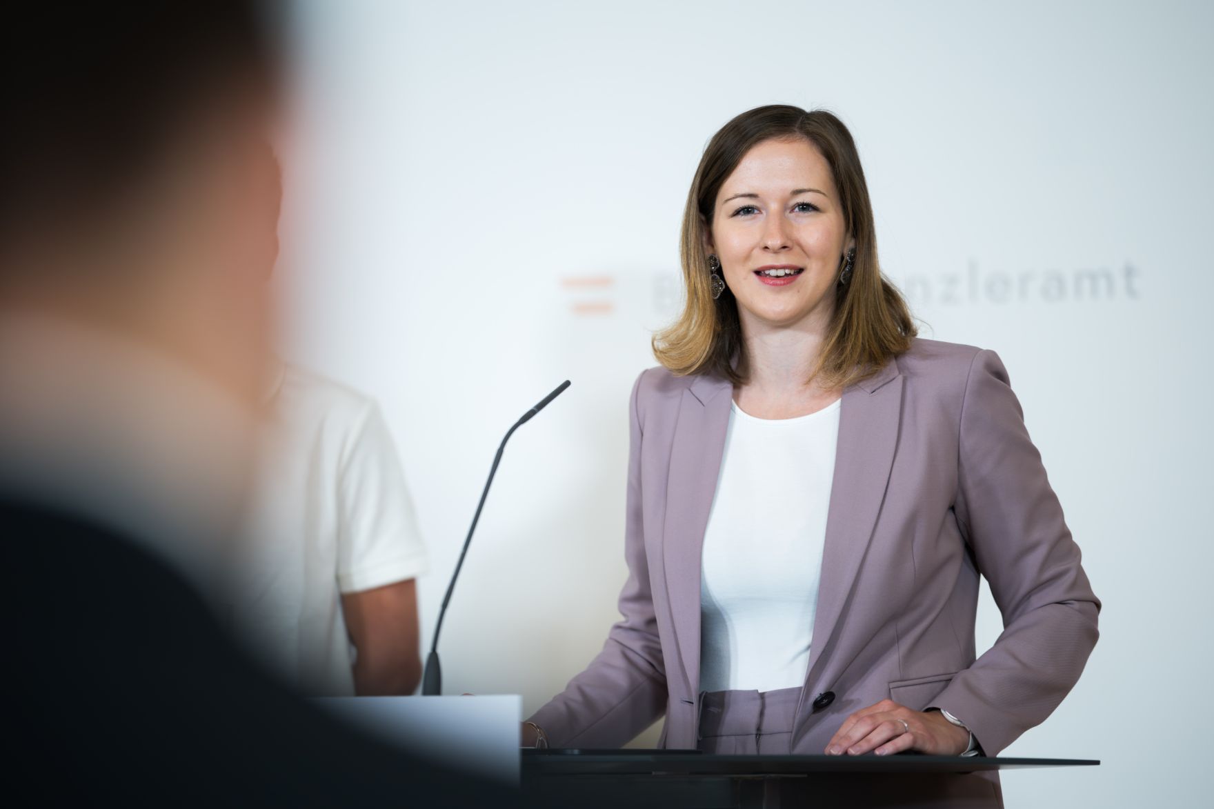 Am 8. Juli 2025 gab Bundesministerin Claudia Plakolm (im Bild) eine Pressekonferenz zum Thema der aktuellen Zivildienst-Zahlen.