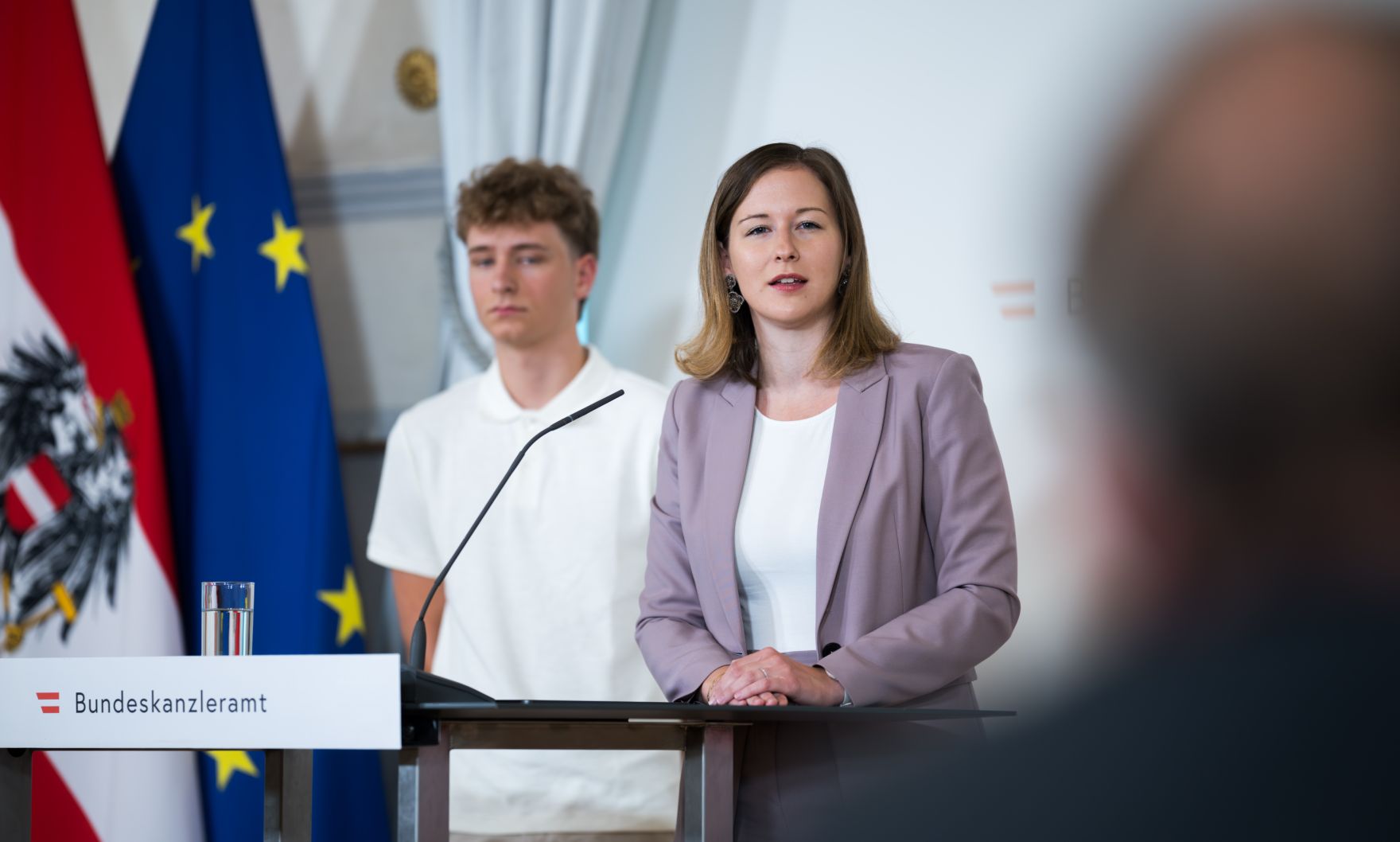 Am 8. Juli 2025 gab Bundesministerin Claudia Plakolm (m.) eine Pressekonferenz zum Thema der aktuellen Zivildienst-Zahlen.