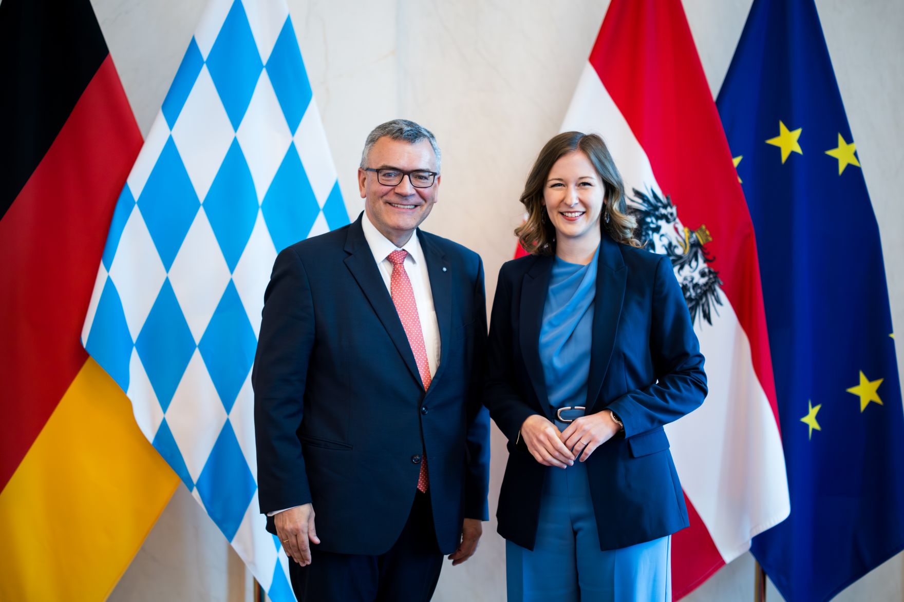 Am 10. Juli 2025 empfing Bundesministerin Claudia Plakolm (r.) den Staatsminister des Freistaates Bayern Florian Herrmann (l.) zu einem Arbeitsgespr&auml;ch im Bundeskanzleramt.