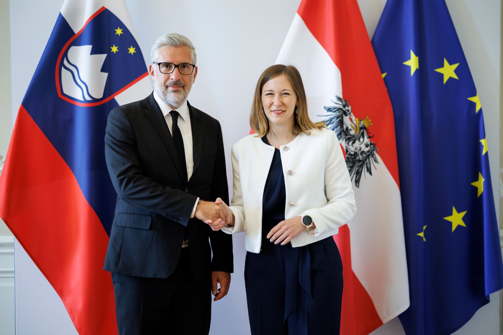 Am 14. Juli 2025 empfing Bundesministerin Claudia Plakolm (r.) den slowakischen Europastaatssekret&auml;r Marko &Scaron;tucin (l.) zu einem Gespr&auml;ch.