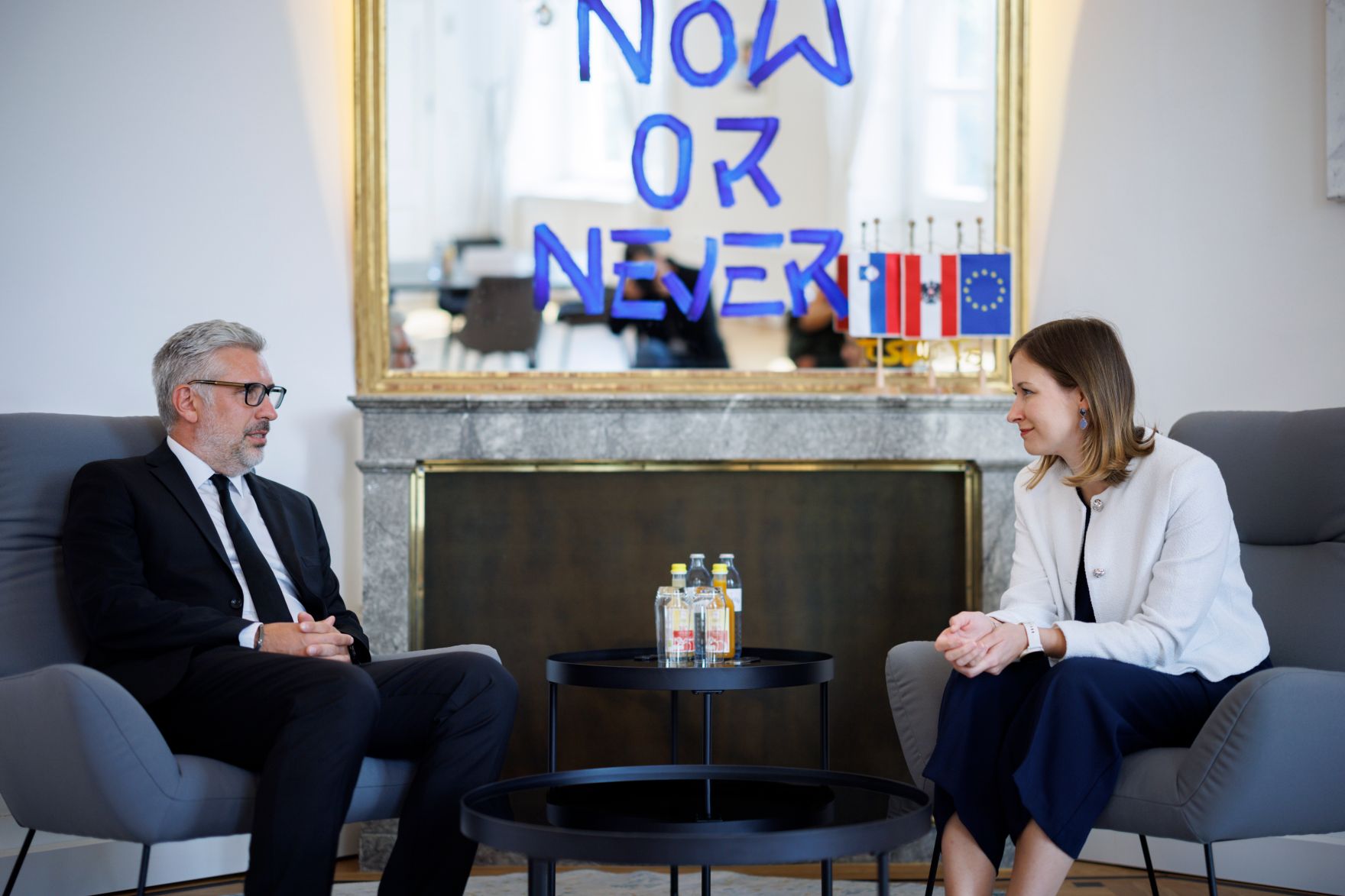 Am 14. Juli 2025 empfing Bundesministerin Claudia Plakolm (r.) den slowakischen Europastaatssekret&auml;r Marko &Scaron;tucin (l.) zu einem Gespr&auml;ch.