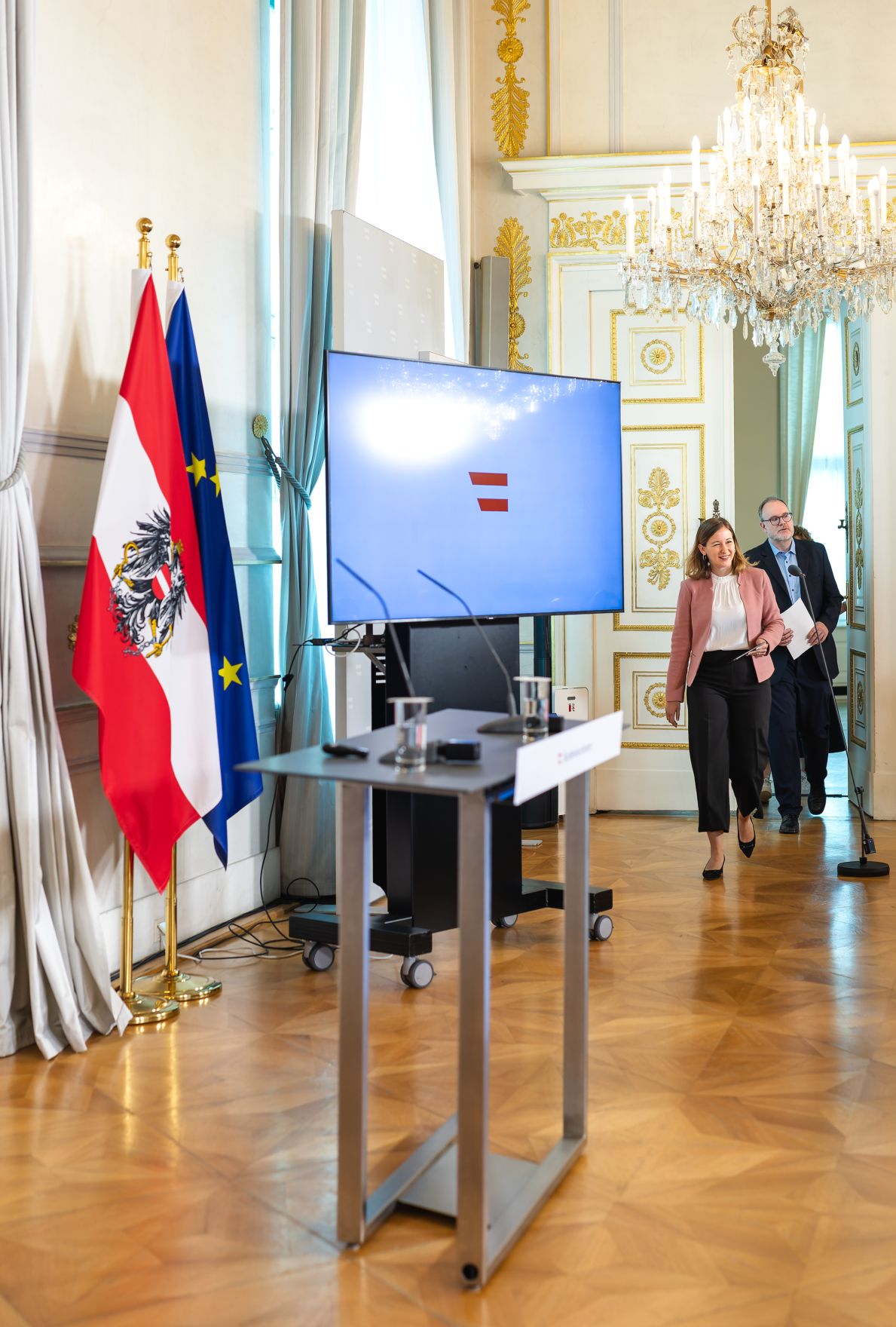 Am 16. Juli 2025 gab Bundesministerin Claudia Plakolm (l.) gemeinsam mit Stephan Marik-Lebeck (r.) von der Direktion Bev&ouml;lkerung der Statistik Austria, eine gemeinsame Pressekonferenz zum Thema Pr&auml;sentation des &bdquo;Statistischen Jahrbuchs 2025 - Migration und Integration&ldquo; im Bundeskanzleramt.