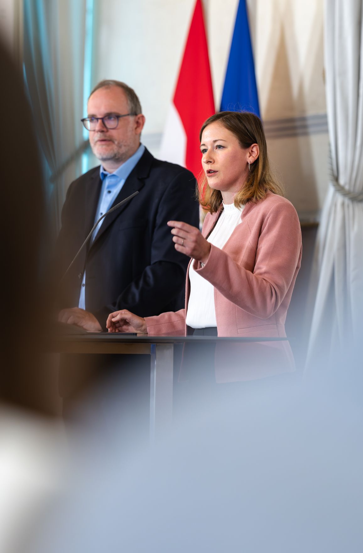 Am 16. Juli 2025 gab Bundesministerin Claudia Plakolm (r.) gemeinsam mit Stephan Marik-Lebeck (l.) von der Direktion Bev&ouml;lkerung der Statistik Austria, eine gemeinsame Pressekonferenz zum Thema Pr&auml;sentation des &bdquo;Statistischen Jahrbuchs 2025 - Migration und Integration&ldquo; im Bundeskanzleramt.