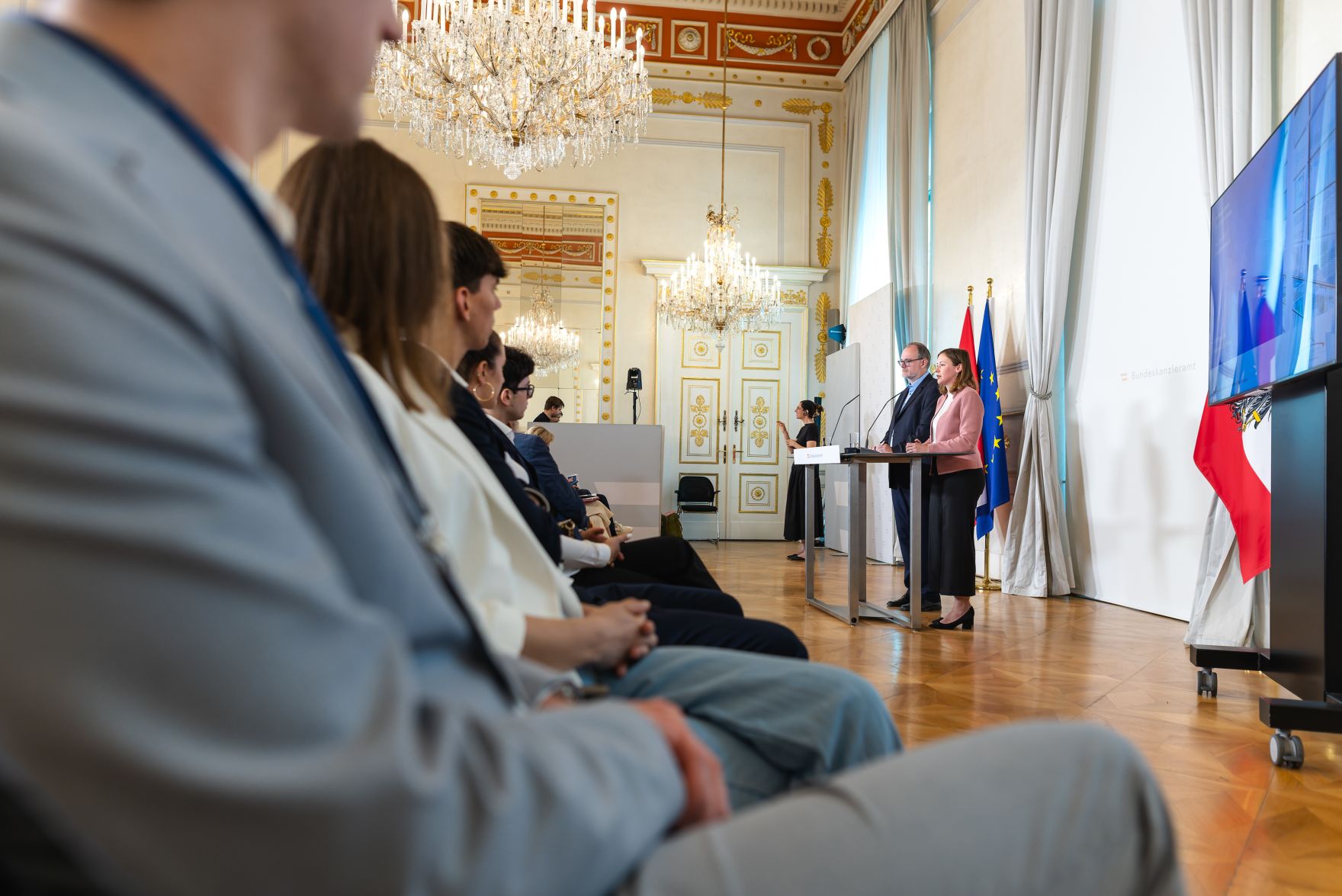 Am 16. Juli 2025 gab Bundesministerin Claudia Plakolm gemeinsam mit Stephan Marik-Lebeck von der Direktion Bev&ouml;lkerung der Statistik Austria, eine gemeinsame Pressekonferenz zum Thema Pr&auml;sentation des &bdquo;Statistischen Jahrbuchs 2025 - Migration und Integration&ldquo; im Bundeskanzleramt.