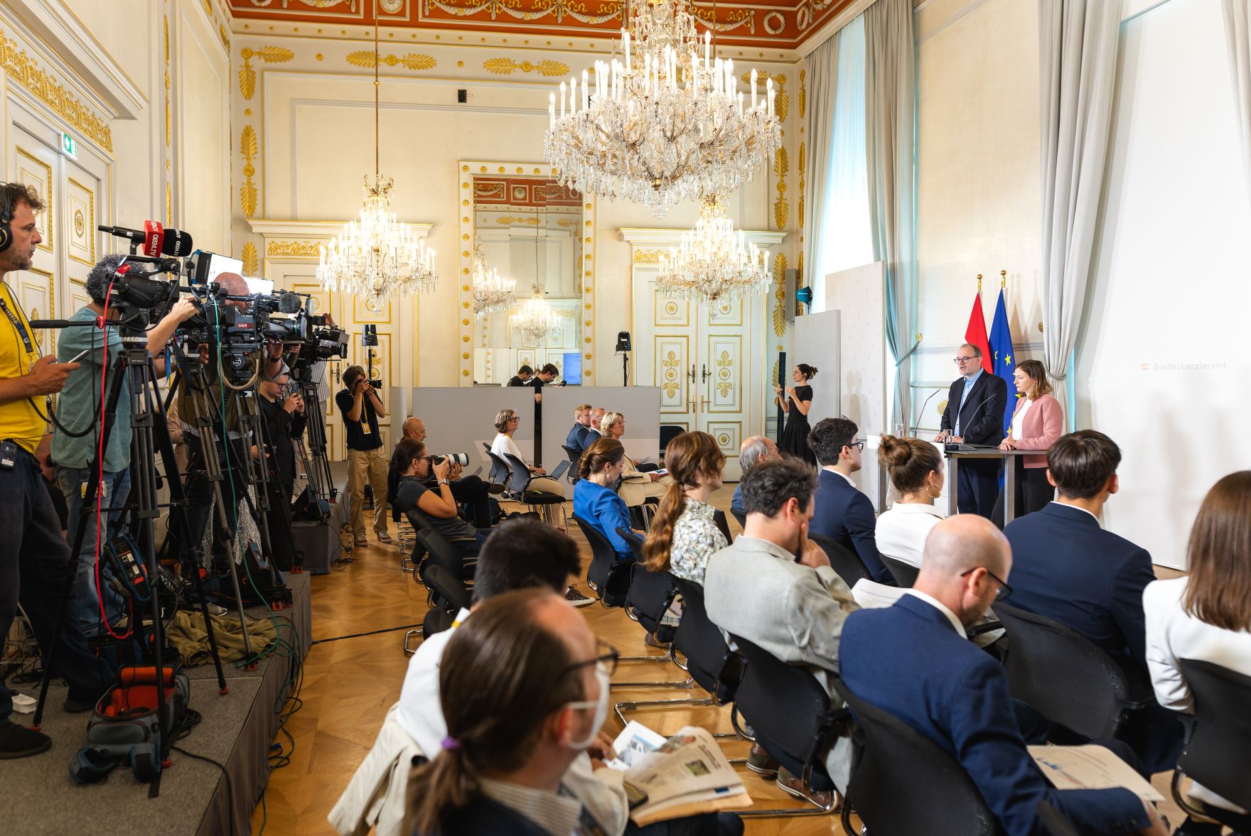 Am 16. Juli 2025 gab Bundesministerin Claudia Plakolm gemeinsam mit Stephan Marik-Lebeck von der Direktion Bev&ouml;lkerung der Statistik Austria, eine gemeinsame Pressekonferenz zum Thema Pr&auml;sentation des &bdquo;Statistischen Jahrbuchs 2025 - Migration und Integration&ldquo; im Bundeskanzleramt.