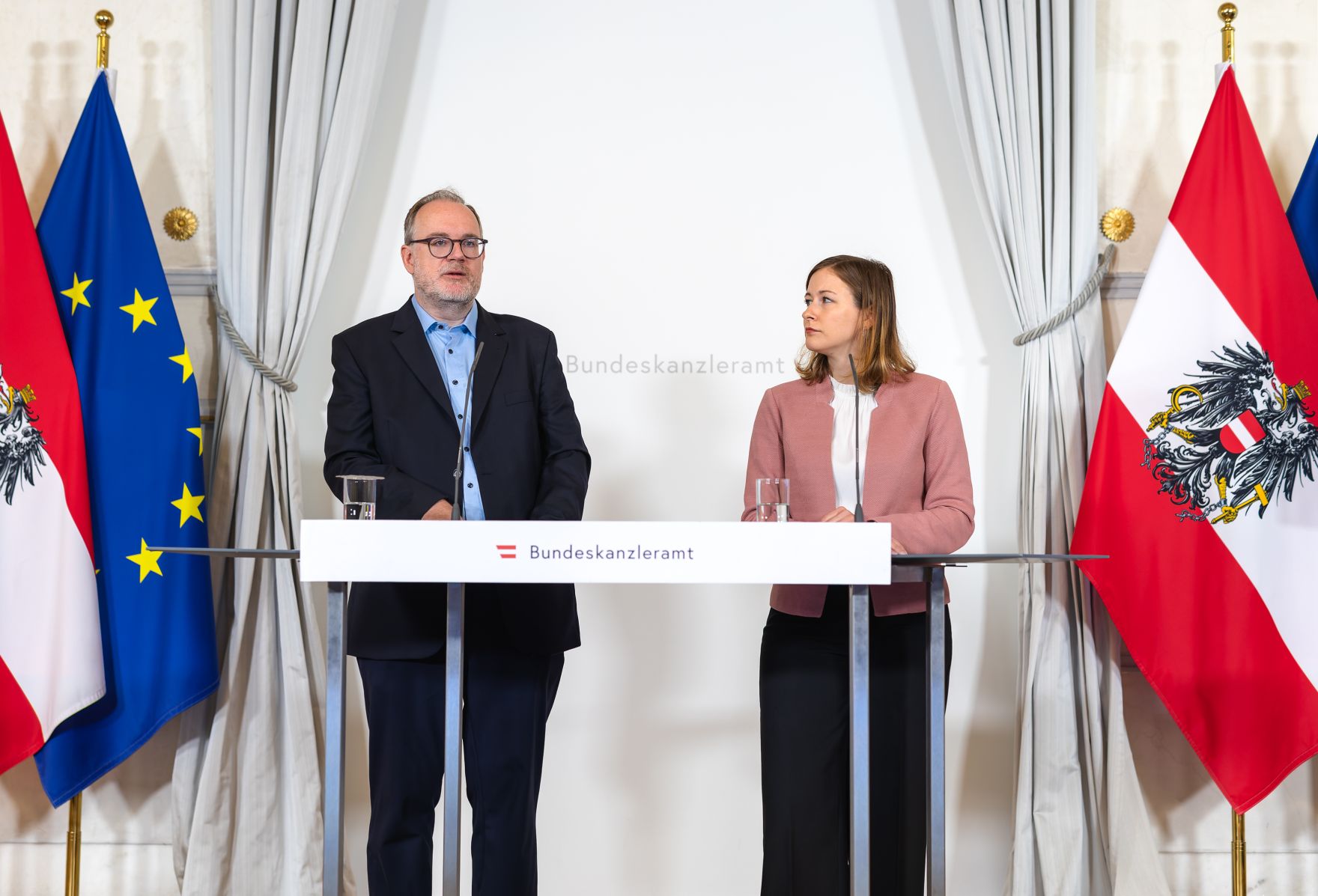 Am 16. Juli 2025 gab Bundesministerin Claudia Plakolm (r.) gemeinsam mit Stephan Marik-Lebeck (l.) von der Direktion Bev&ouml;lkerung der Statistik Austria, eine gemeinsame Pressekonferenz zum Thema Pr&auml;sentation des &bdquo;Statistischen Jahrbuchs 2025 - Migration und Integration&ldquo; im Bundeskanzleramt.